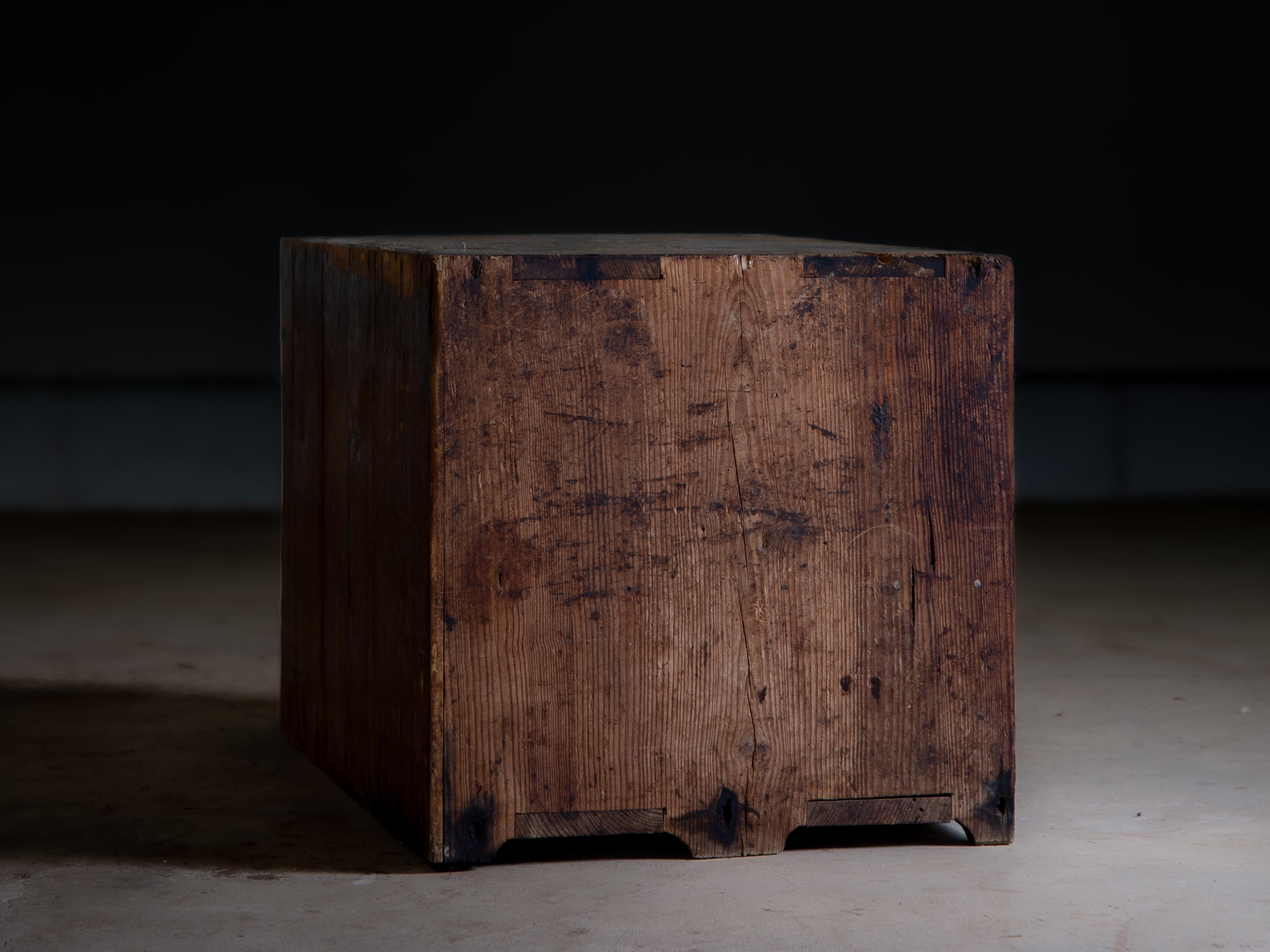 Japanese antique mid-size tansu chest of drawers, 1849. late Edo era. wabi sabi For Sale 4