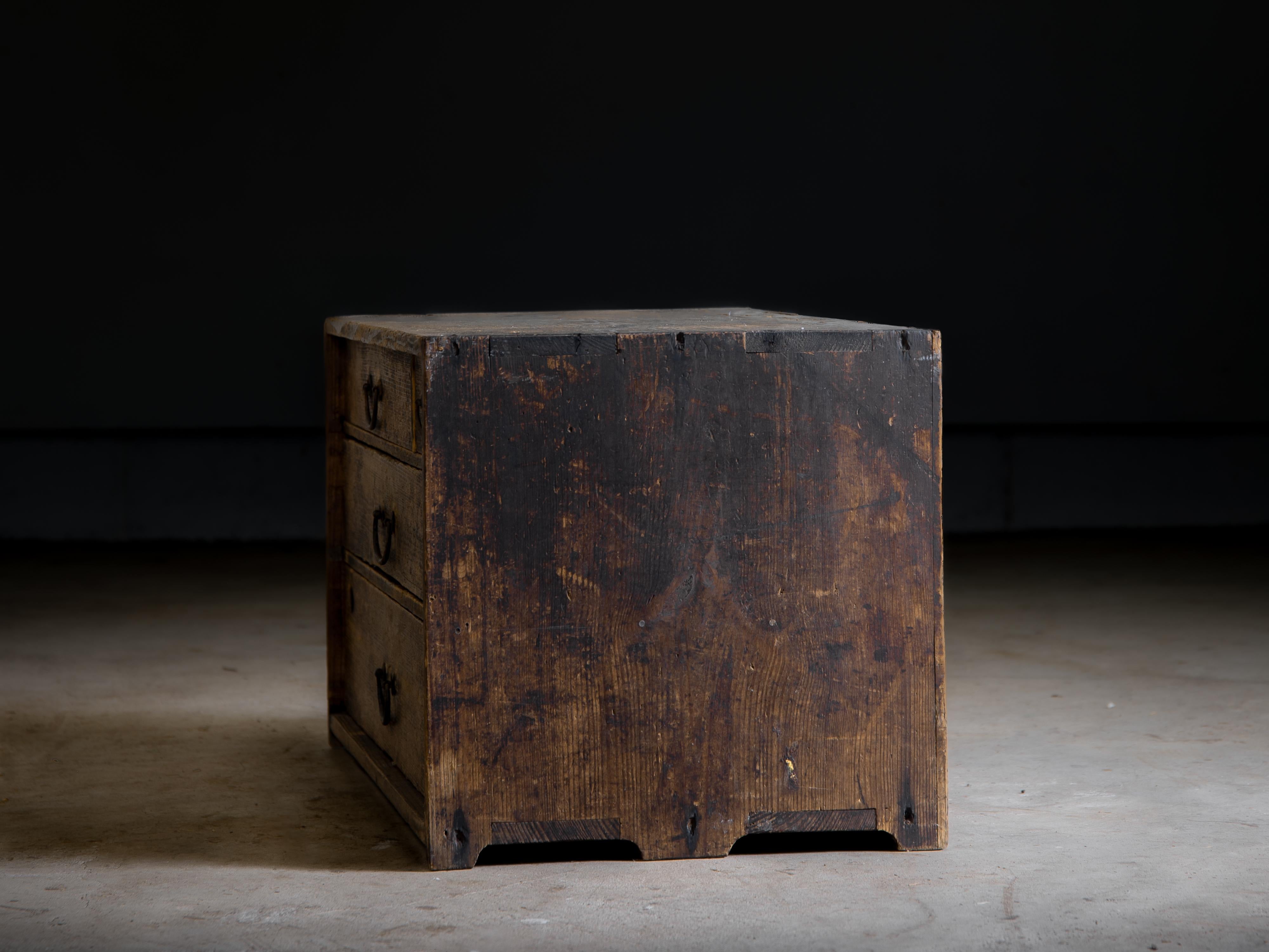 Japanese antique mid-size tansu chest of drawers, 1849. late Edo era. wabi sabi For Sale 6