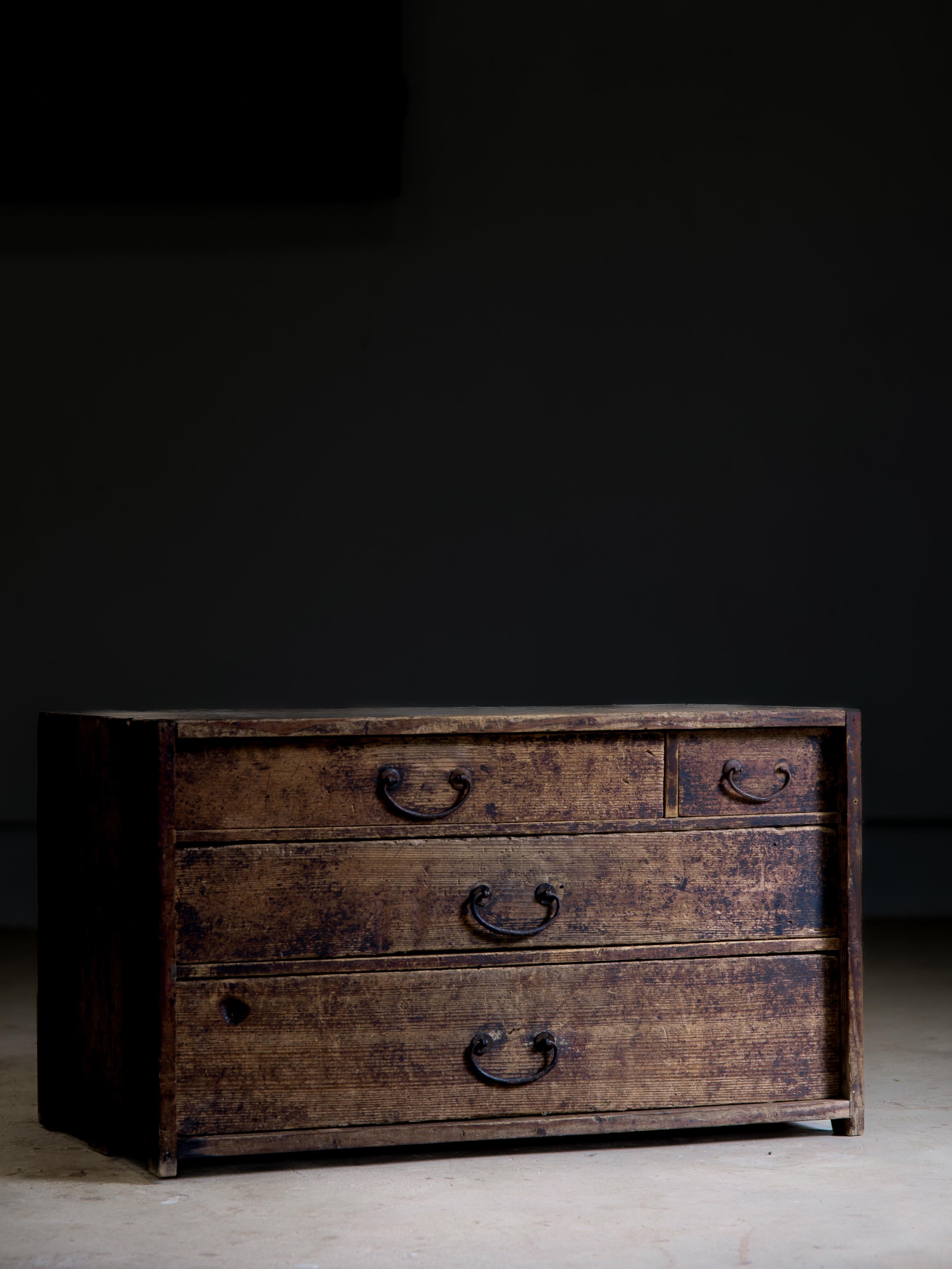 Japanese antique mid-size tansu chest of drawers, 1849. late Edo era. wabi sabi In Fair Condition For Sale In 常陸大宮市, JP