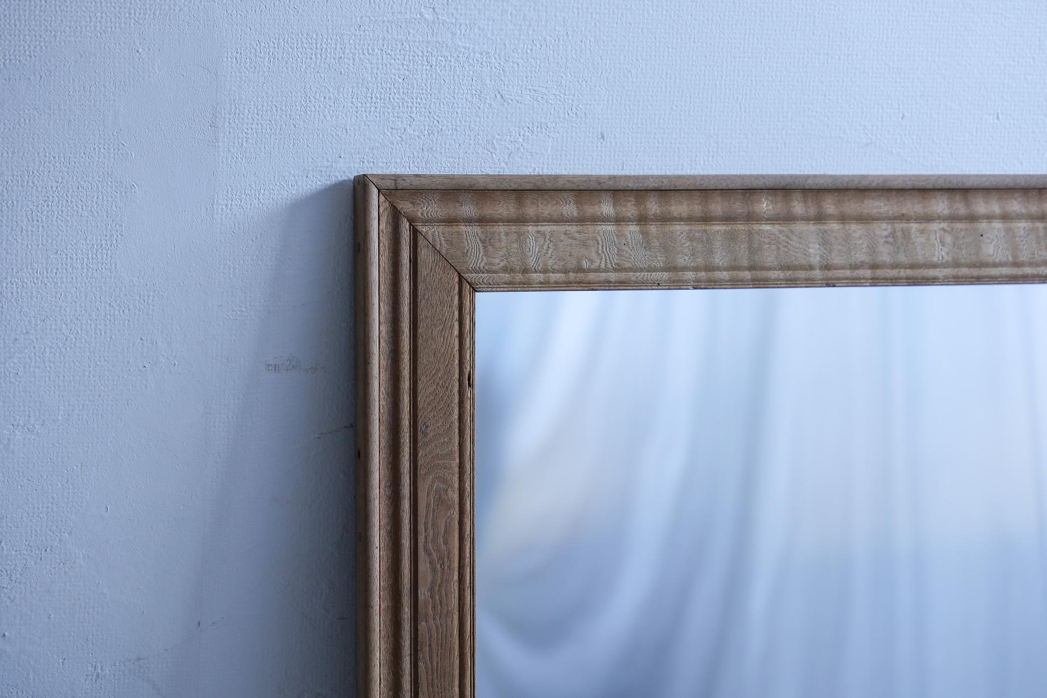 A large, imposing mirror made during the Taisho era.

The frame is finished with high-quality ash wood, giving it a neat and calm appearance.
The wood grain stands out beautifully, giving it a heavy yet soft look.

The mirror surface has been