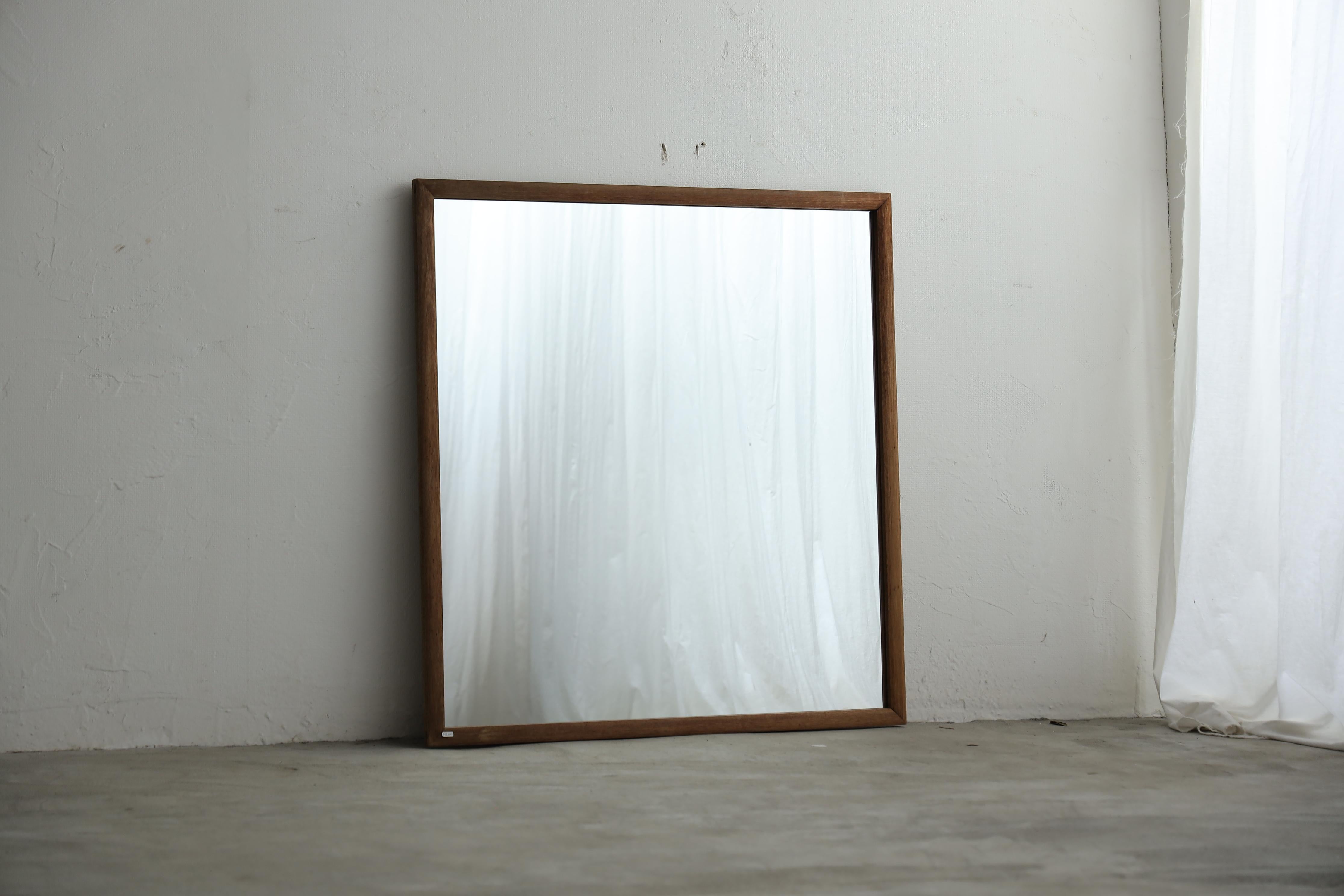 Un grand miroir aux bords incurvés et chanfreinés ressemblant au kamaboko.

Il s'agit d'un magnifique miroir en bois d'une seule pièce qui a vieilli pour développer une riche expression et une sensation de modernité.
La surface du miroir a été