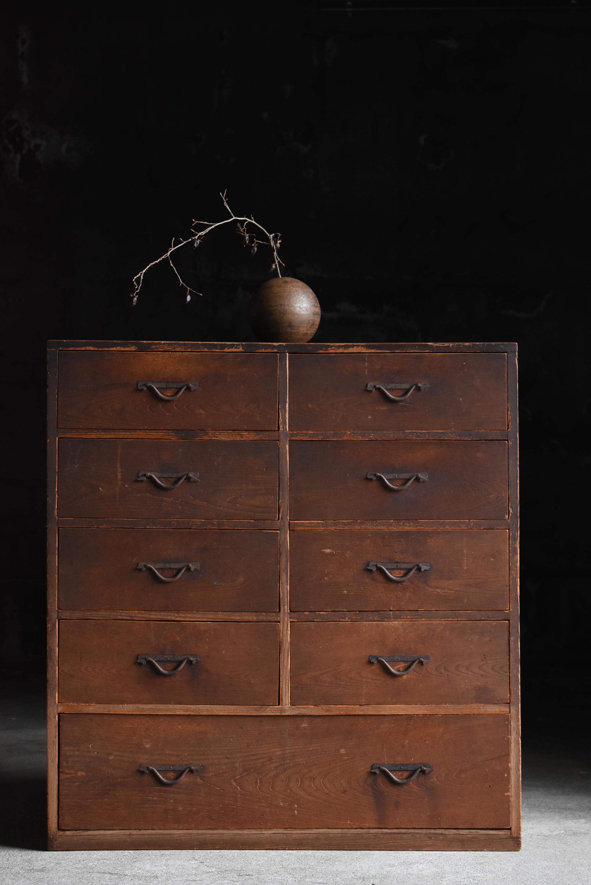 This account consists of 5 companies.
About me, I am a selector specializing in Japanese antiques.
With 20 years of experience, I can offer you new Japanese antiques from my unique point of view.

This is an old Japanese drawer storage.
It is a