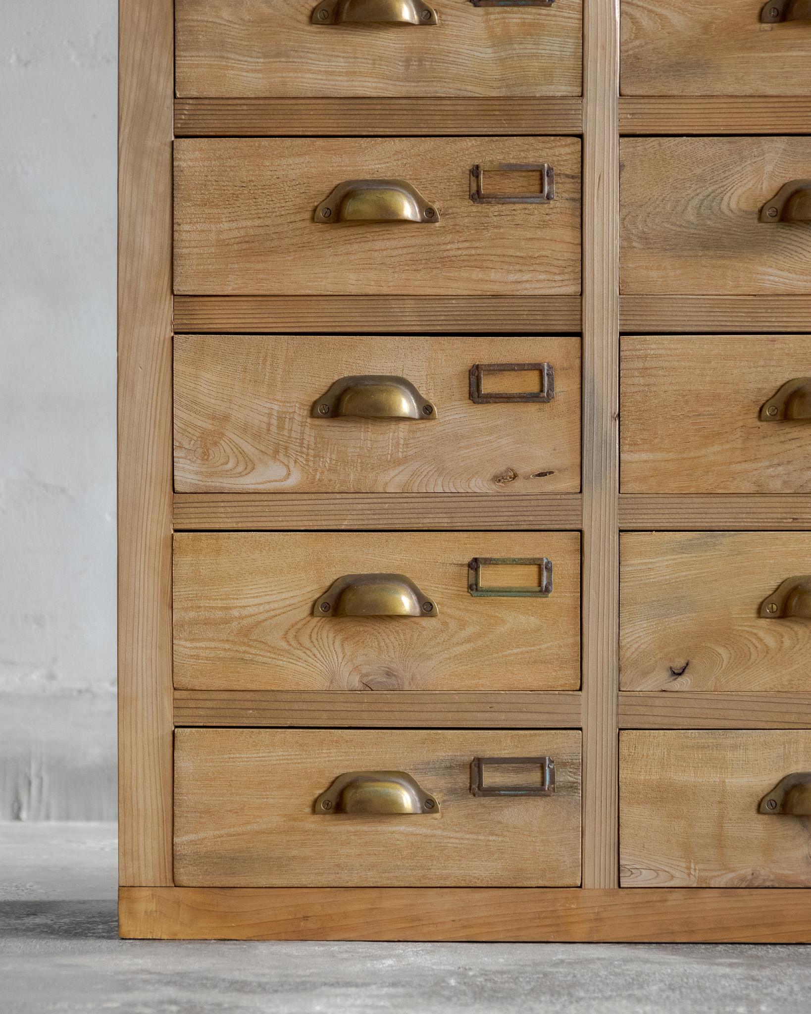 Armoire japonaise ancienne à tiroirs multiples, début de la période Showa '1926 en vente 4