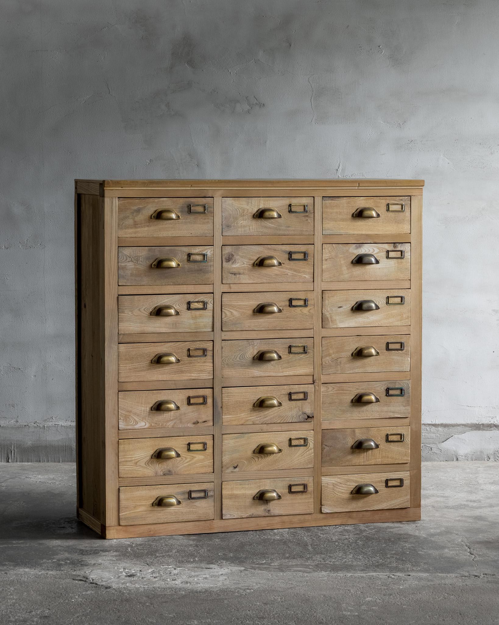 Japonais Armoire japonaise ancienne à tiroirs multiples, début de la période Showa '1926 en vente