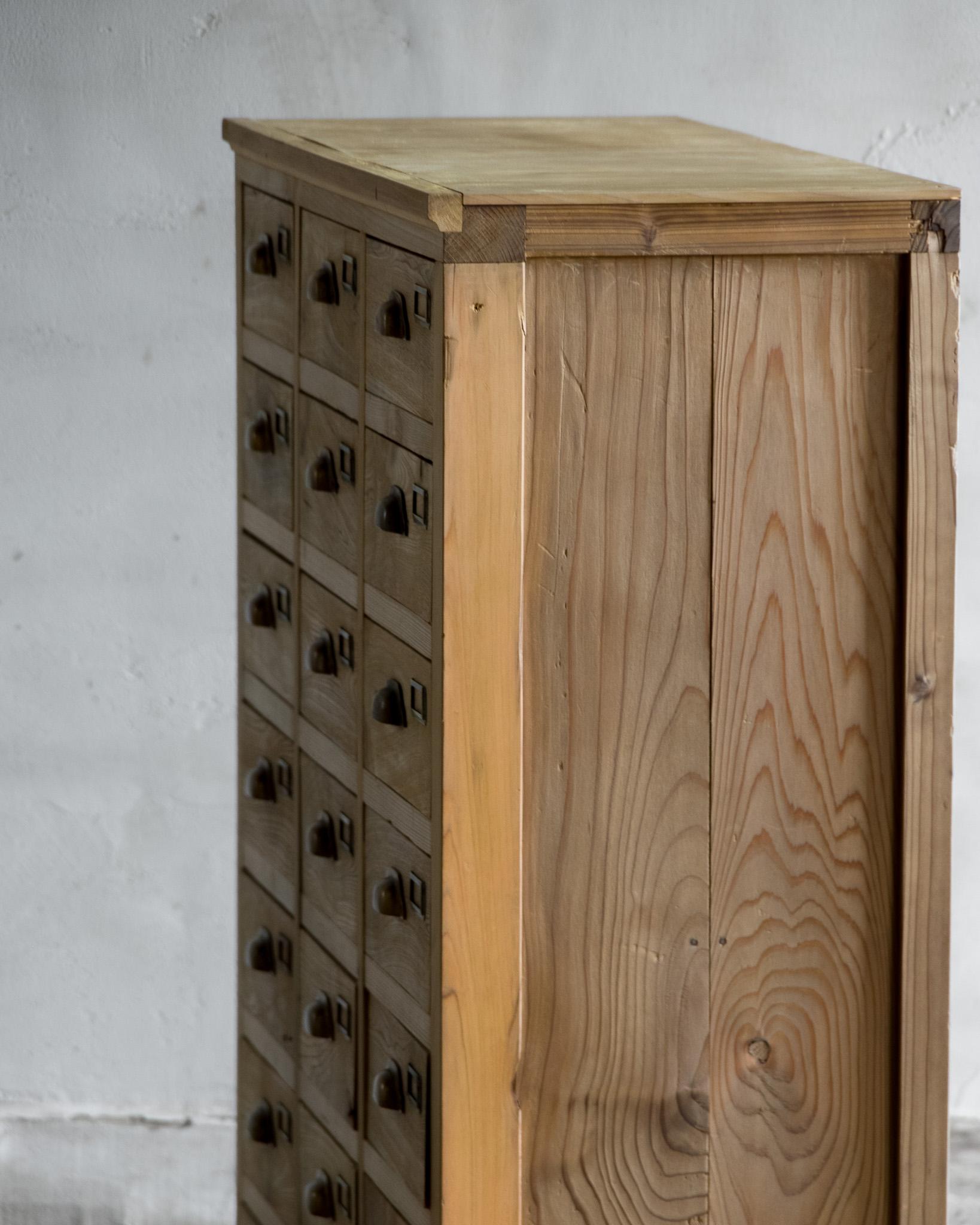 Cyprès Armoire japonaise ancienne à tiroirs multiples, début de la période Showa '1926 en vente