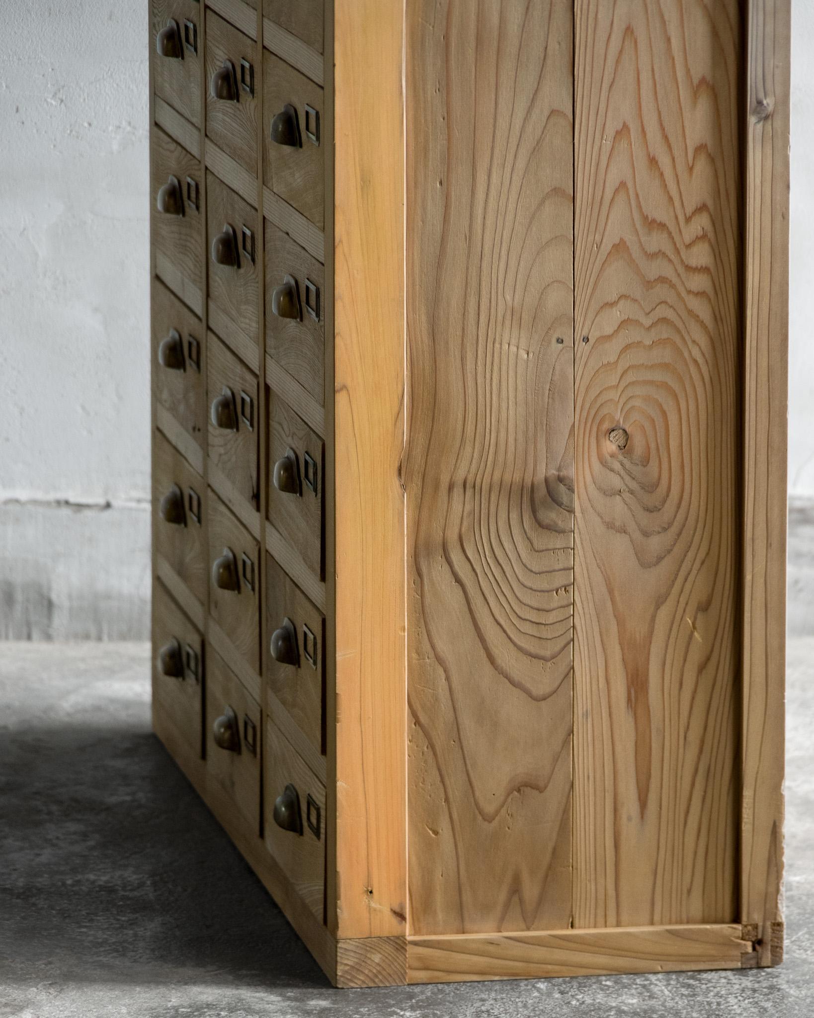Armoire japonaise ancienne à tiroirs multiples, début de la période Showa '1926 en vente 1