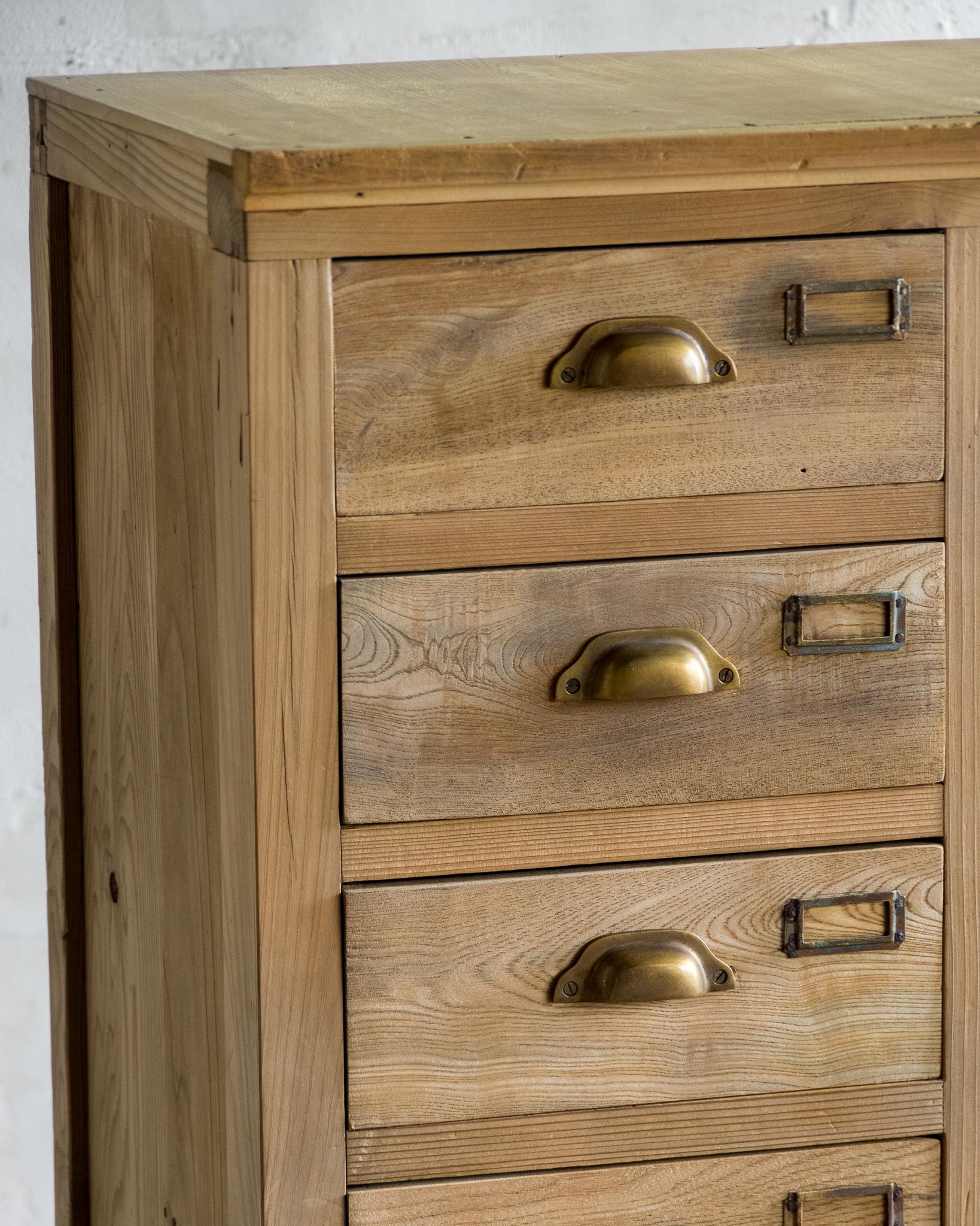 Armoire japonaise ancienne à tiroirs multiples, début de la période Showa '1926 en vente 2