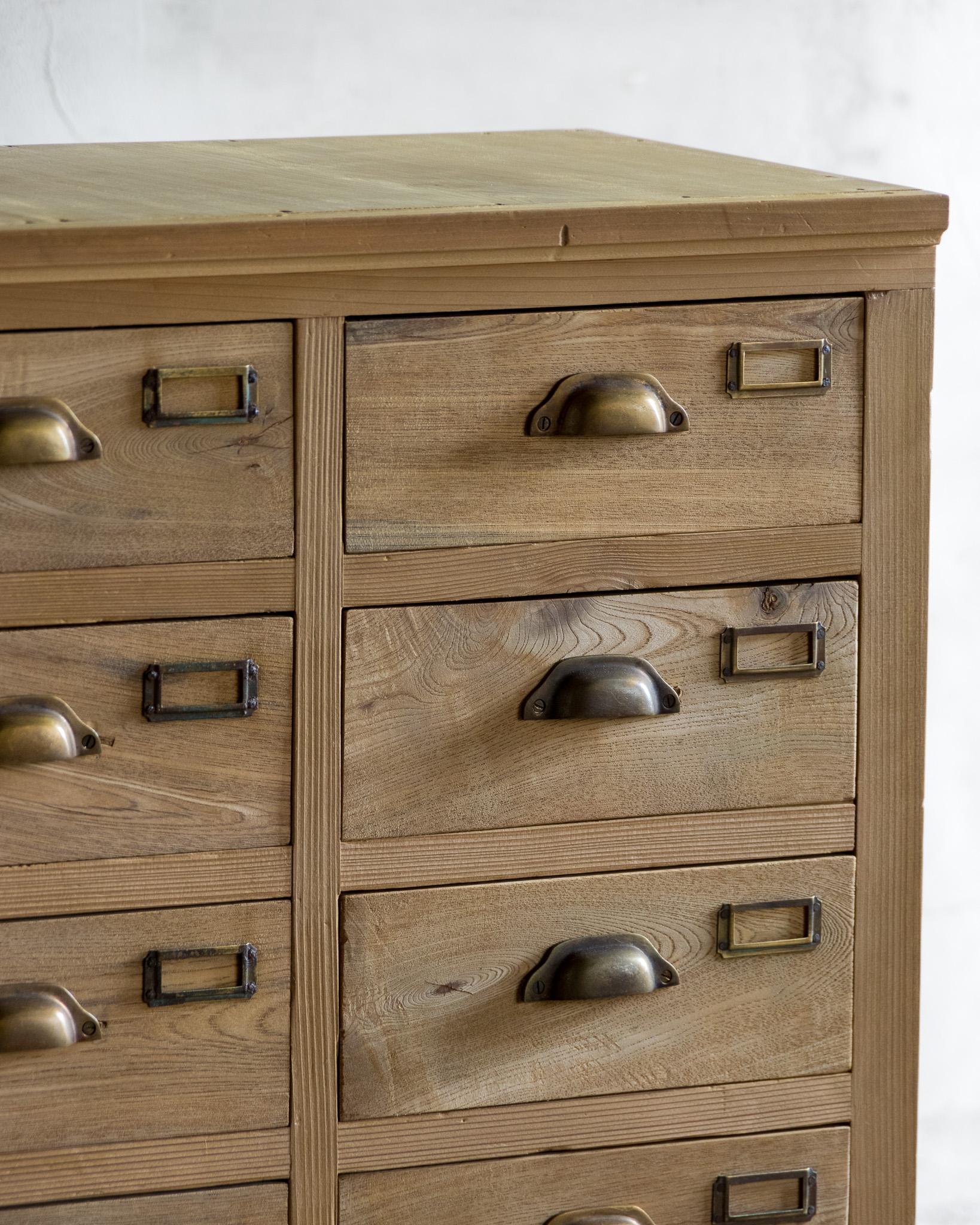 Armoire japonaise ancienne à tiroirs multiples, début de la période Showa '1926 en vente 3