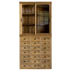 Antiker japanischer Schrank mit mehreren Schubladen und Glastüren, frühe Showa-Periode '1926