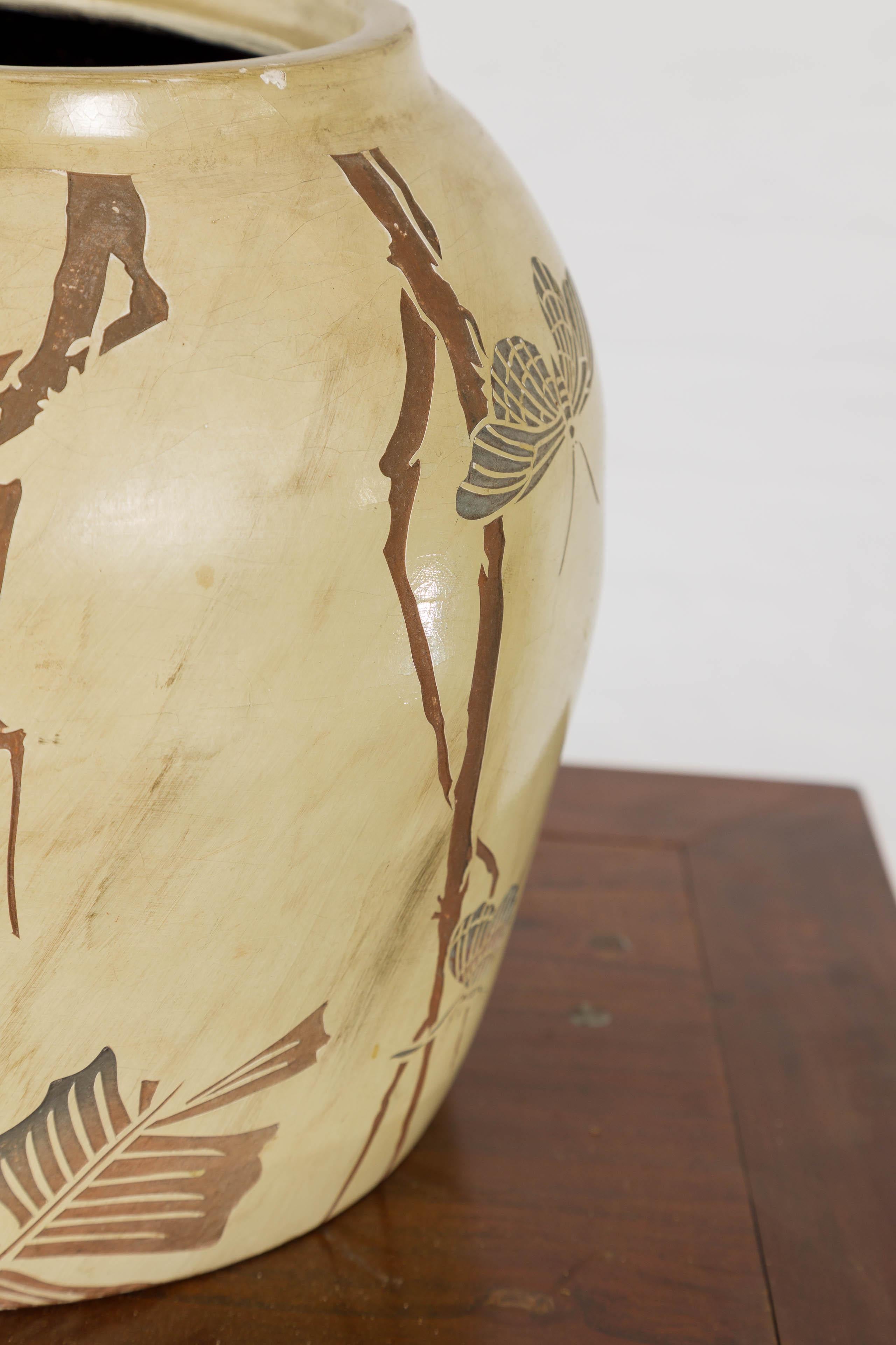Japanische antike Senfglasur Keramik Pflanzer mit eingeschnittenen Schmetterling Dekor im Angebot 5