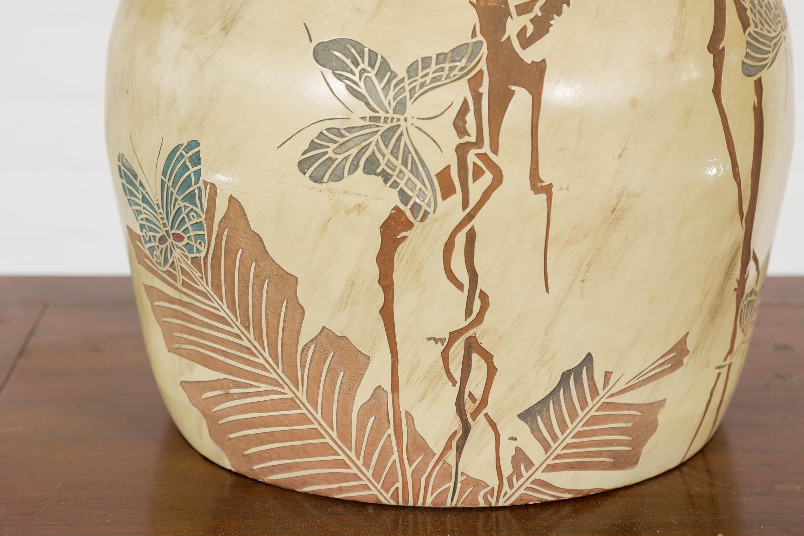 Japanische antike Senfglasur Keramik Pflanzer mit eingeschnittenen Schmetterling Dekor im Angebot 1