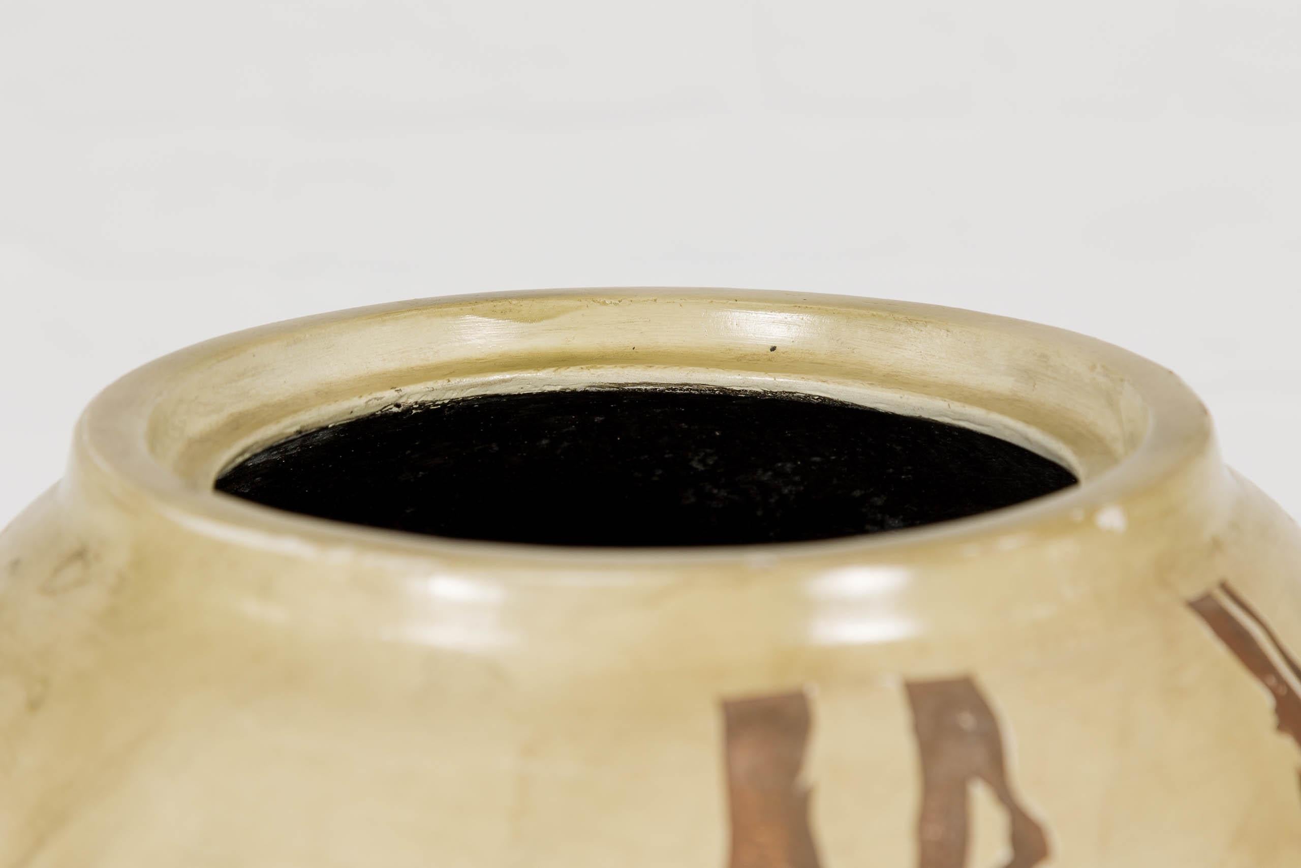 Japanische antike Senfglasur Keramik Pflanzer mit eingeschnittenen Schmetterling Dekor im Angebot 3