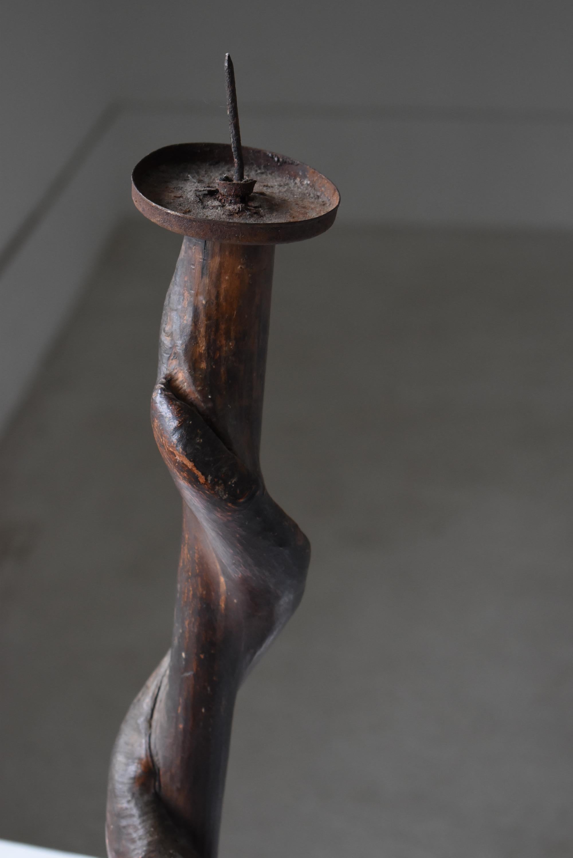 This candelabra is made of very old Japanese natural wood.
This is a rare item from the Edo period (1800s-1860s).
This was a time when poverty was still intense in Japan.
It was made from materials found around us.
It has been a part of Japanese