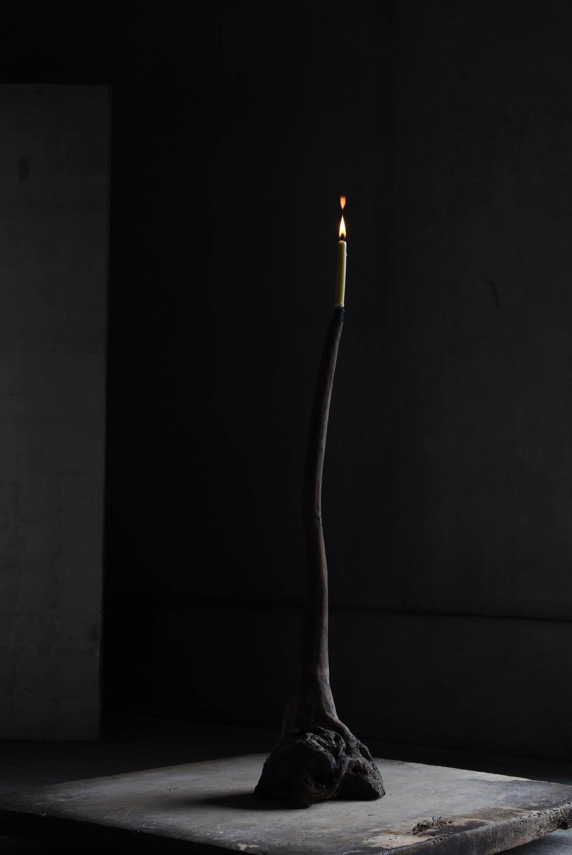 Il s'agit d'un ancien Shokudai (chandelier) japonais en bois naturel.
Il a été fabriqué à la fin de la période Edo (années 1860-1900) et le matériau utilisé est probablement du bois de cèdre conifère.

La texture du bois naturel est utilisée, et la