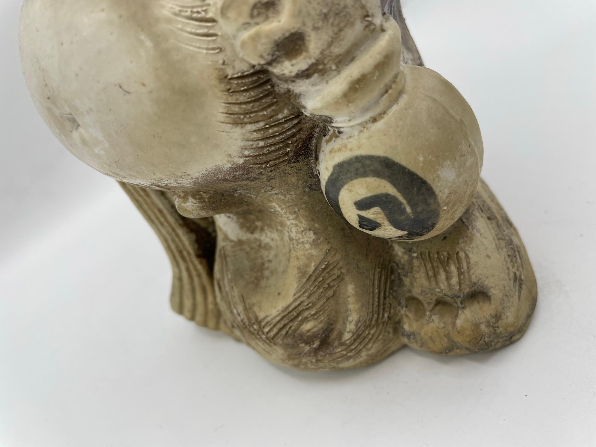 Objet japonais ancien blanc « Shigaraki Tanuki » des années 1960 4