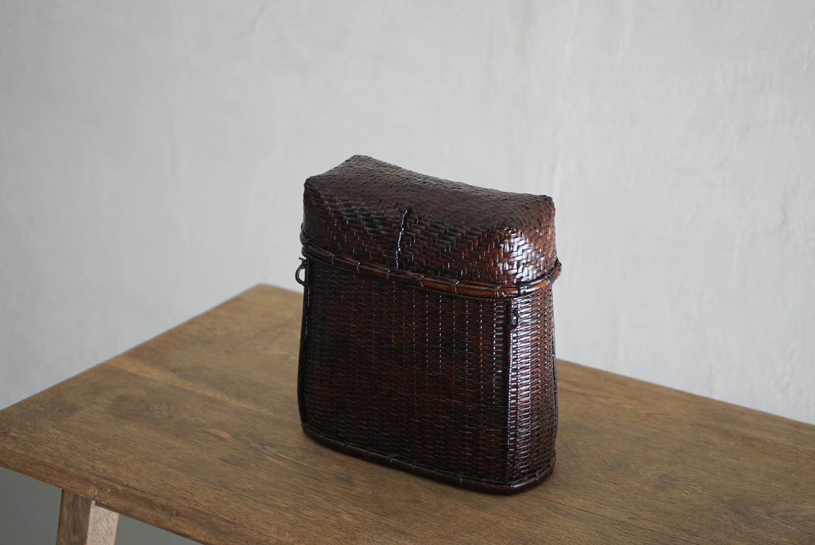 It's a woven bamboo container.
It is very finely woven.
If you look closely, you can see that the lid and body are woven differently.

The appearance that changes with age and has a luster is very beautiful.
Lid is removable.

You can also hang it