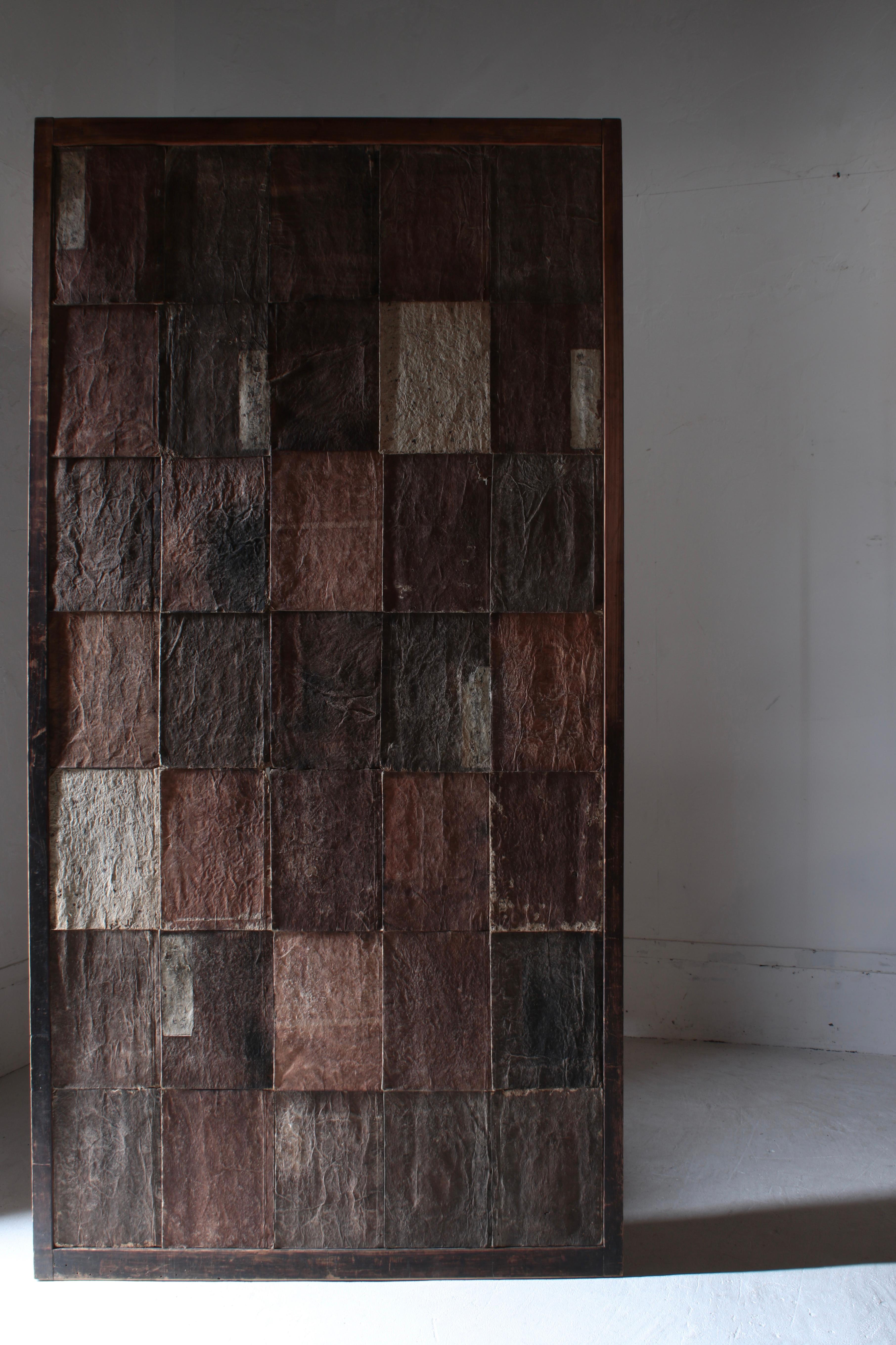 This is an original wall decoration that we created by combining old Japanese items.

I used the most varied cover paper of an old book around the Meiji period and pasted them randomly.

The covers of multiple books of similar colors have