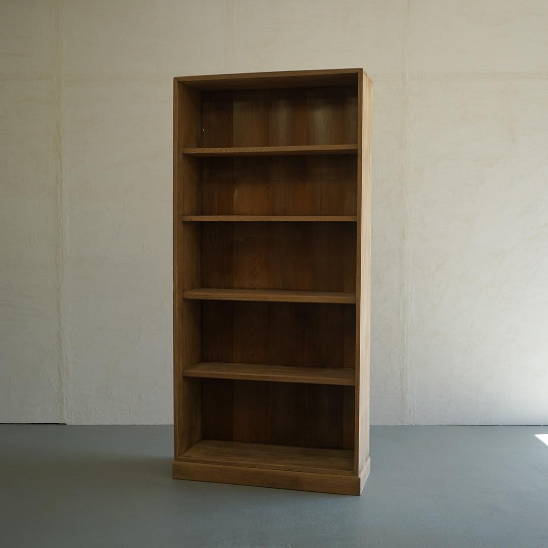 This is an old Japanese bookshelf.
All made from solid wood.
It is sturdy enough to hold a lot of books.
The bottom pedestal is removable.