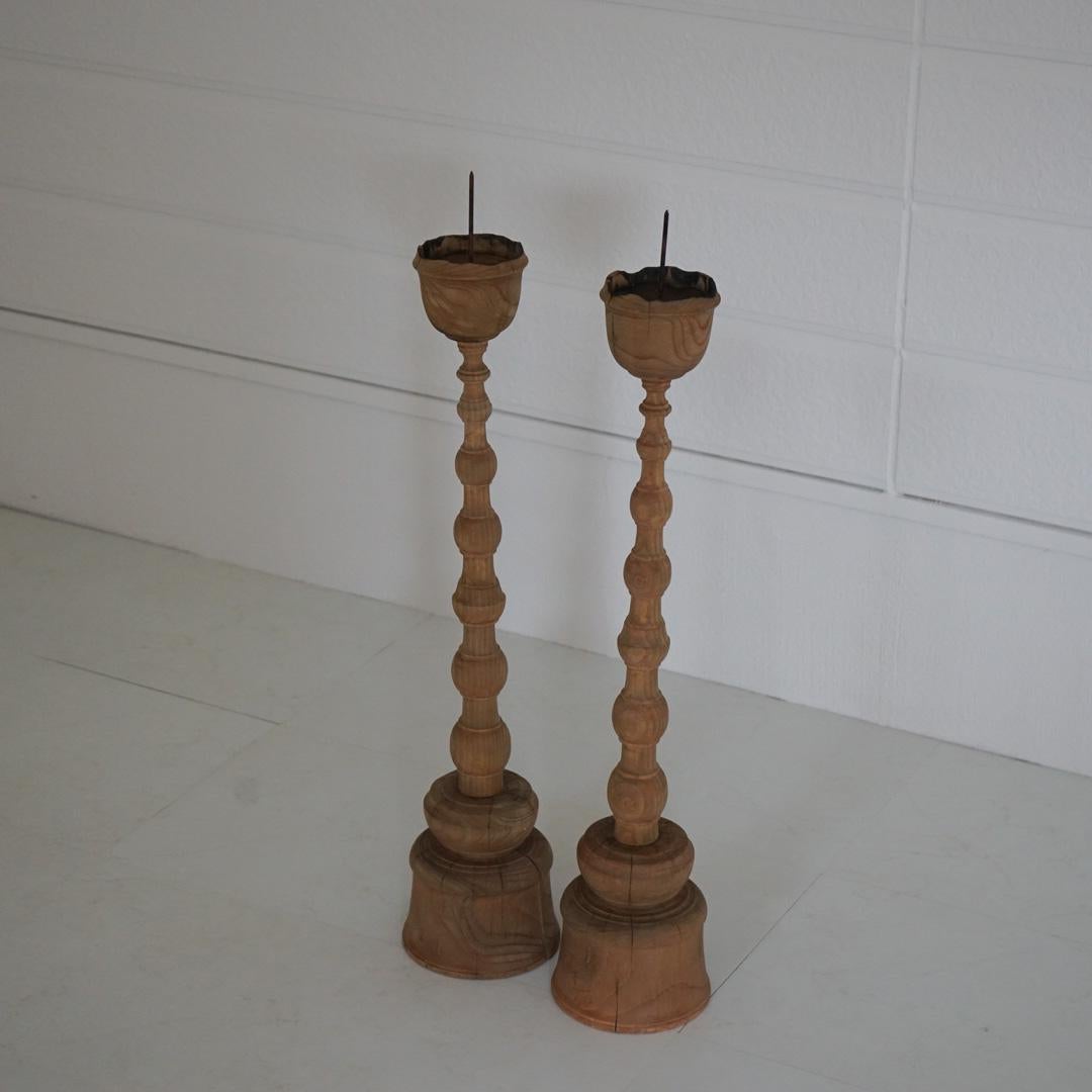 Candelabra made of wood.
It has a height of 70 cm and can be used on the floor.
There are cracks, but this is a natural phenomenon. No problem to use.
The top is removable for easy cleaning.
The price is for a set of two.