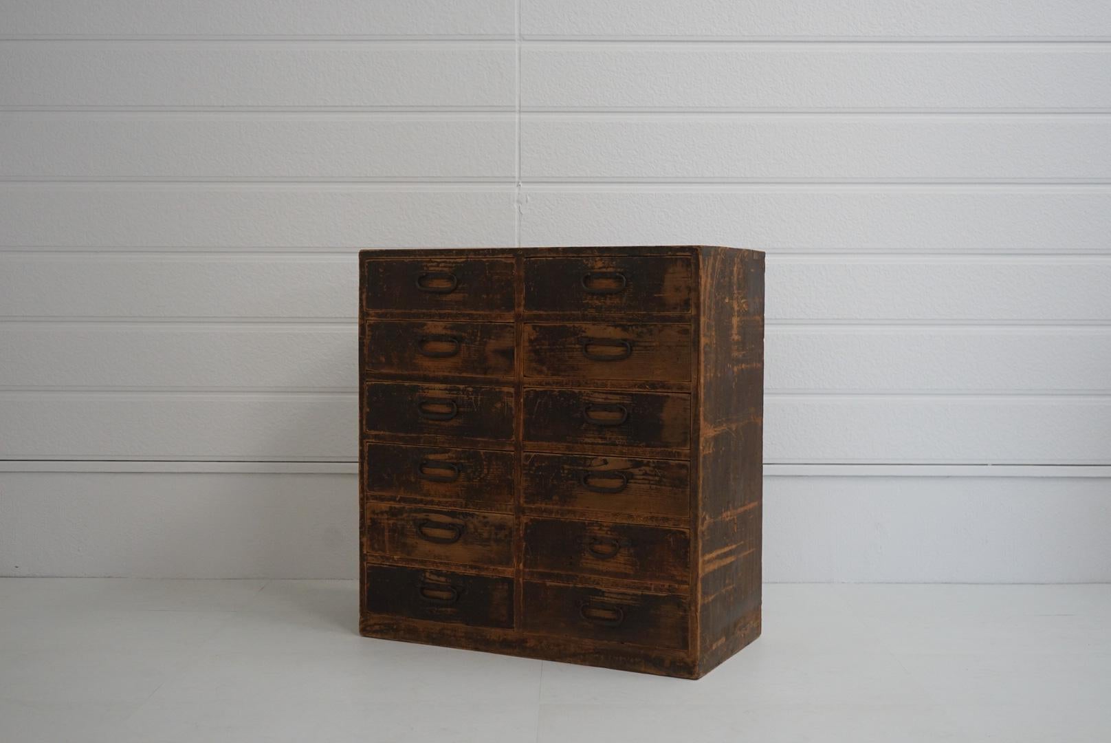 It is a drawer of the Meiji era.
There are 12 drawers in all.
There are no designers in the furniture of this era, and the furniture is made by considering only the people used by the craftsmen.
Modern people are fascinated by its