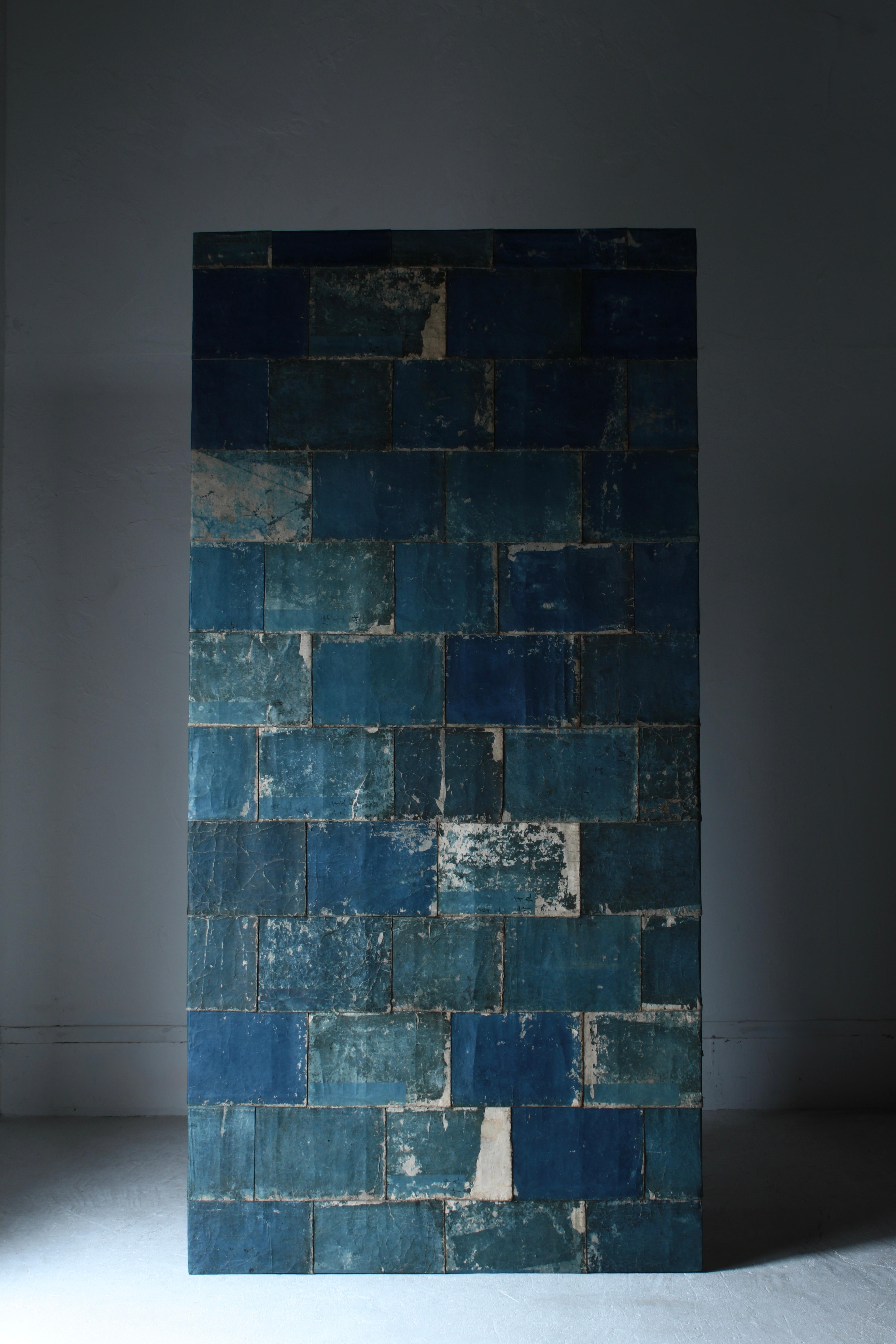 This is an original wall decoration made by combining the good old things of Japan.

Covers of old books from the Edo period to the Meiji period were randomly pasted together.

By overlapping multiple covers of the same color, the wrinkles and
