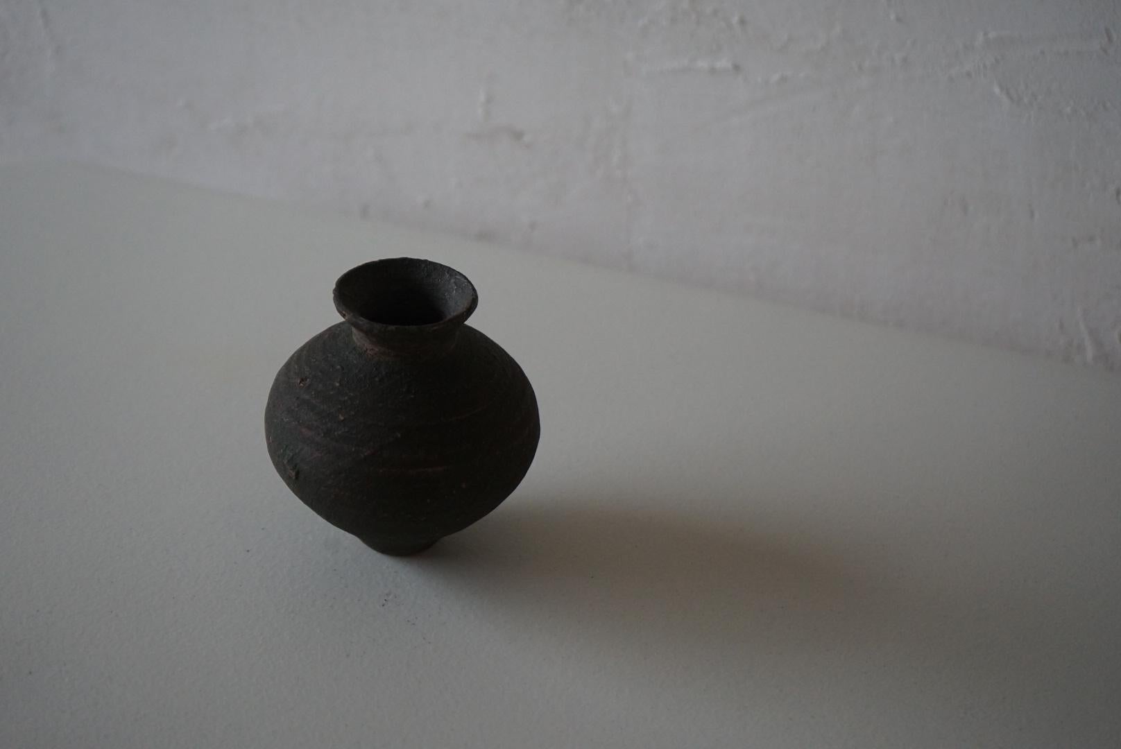 This is a Japanese small jar.
small unglazed jar.
It may have been a daily utensil or seed jar for farmers, or something like a ritual utensil used in agricultural rituals.
It's such a beautiful shape.
Many of them have a chipped mouth, but all