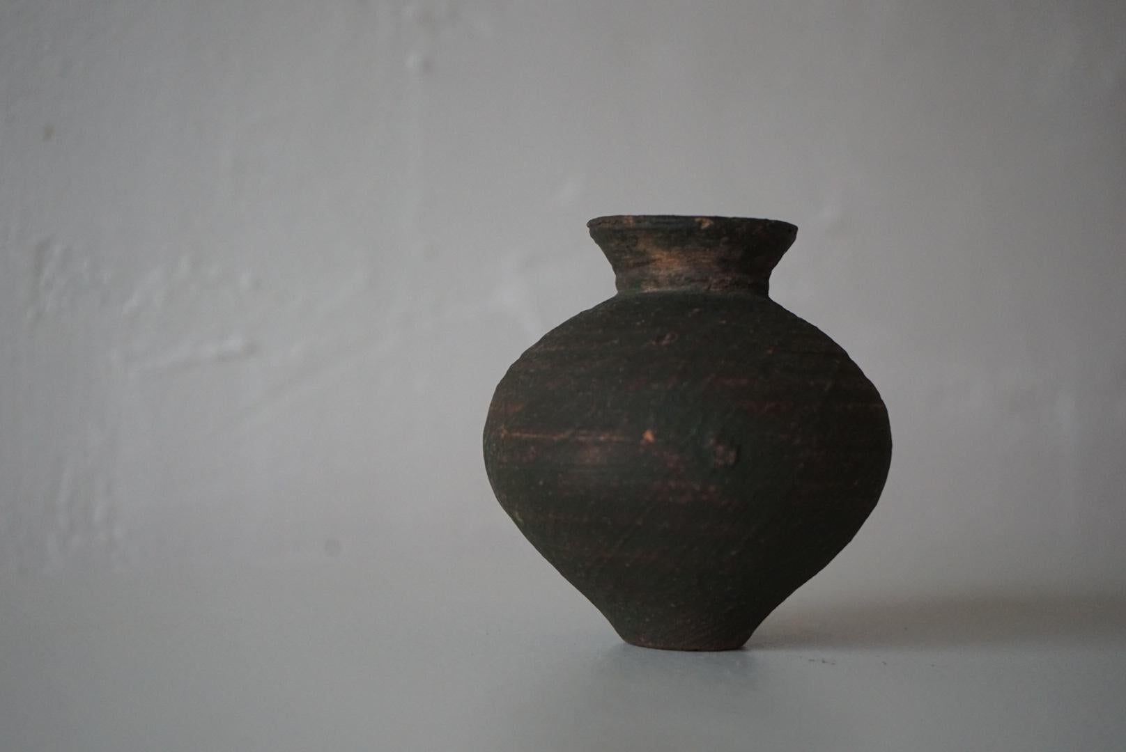 Japanese Antique Old Pottery Small Pot Primitive Wabi-Sabi Object In Good Condition In Chiba-Shi, JP