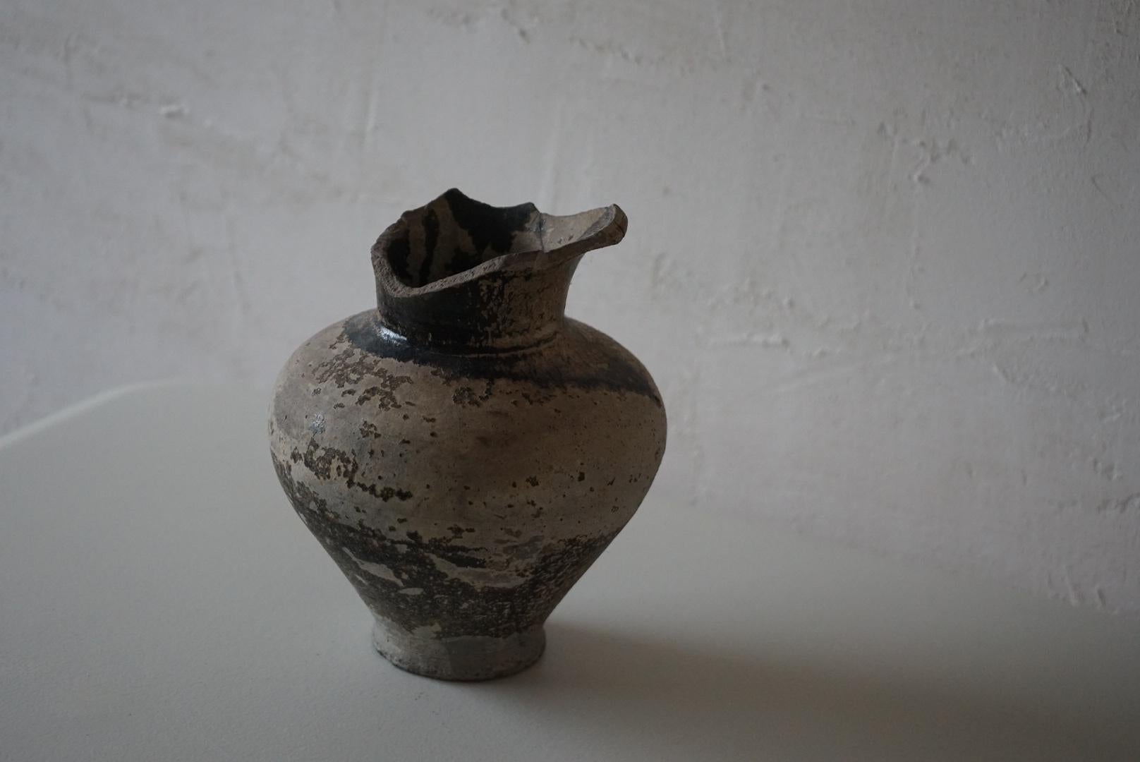 A beautiful Japanese vase.
It seems that the black glaze was originally applied, but it has peeled off and the base is visible.
You can't imitate the way nature changes.
The mouth is cracked and there is a repair in one place.
It is recommended