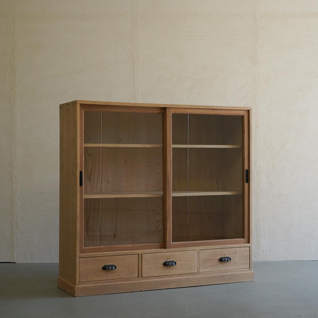 It is an old Japanese glass cupboard.
It can also be used as a bookshelf.
It looks simple at first glance, but there are chamfered decorations on the shelves and doors.
I like the understated design.
There are 3 drawers.
Doors and drawers move