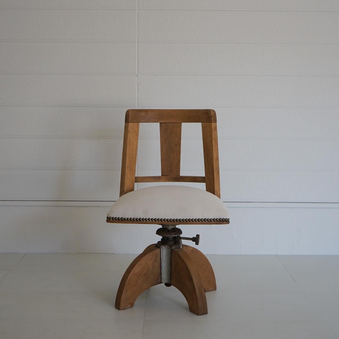 A swivel chair used by doctors in the Taisho era.
It is not a mass-produced product, so it is the only chair in the world.
Rotation can be stopped by turning the knob.
The cushion and seat surface inside are reupholstered at our shop.
The seat