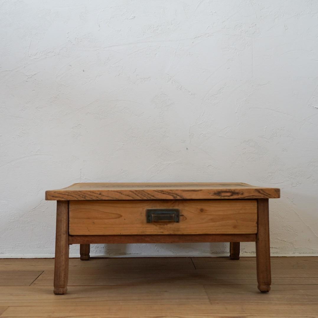 This is a small table from the Taisho period.
The understated design is simple and cute.
It has one drawer.
The material is zelkova wood.
The wood grain of the top plate is beautiful.
There is a slight warp on the top plate and a small chip on