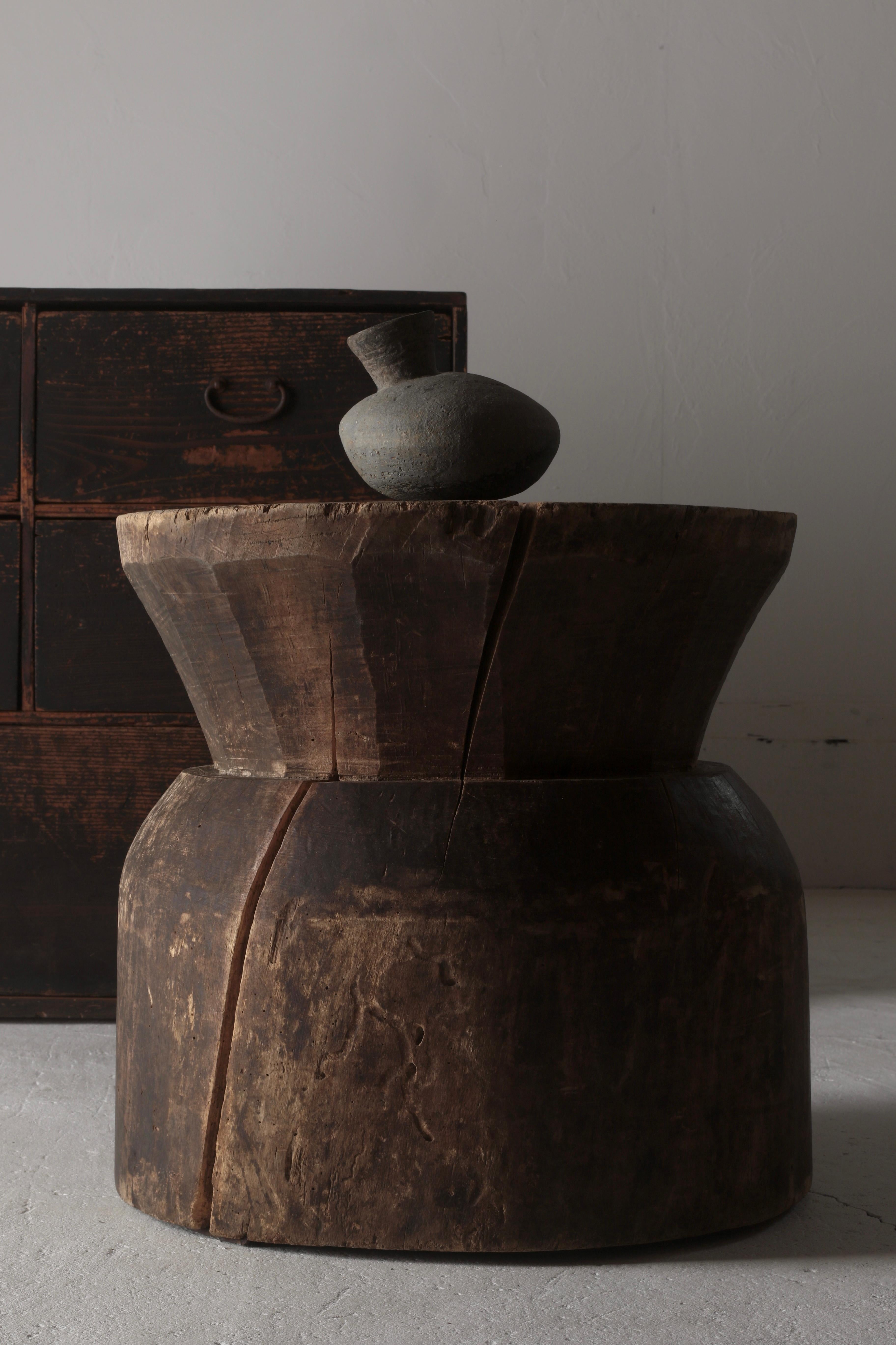 It's an old Japanese mortar.

It was used in the Tohoku region of Japan.

The material is unknown, but it seems that it was originally black, and it has become a natural expression over time.

There is a big crack, but it has been repaired with old