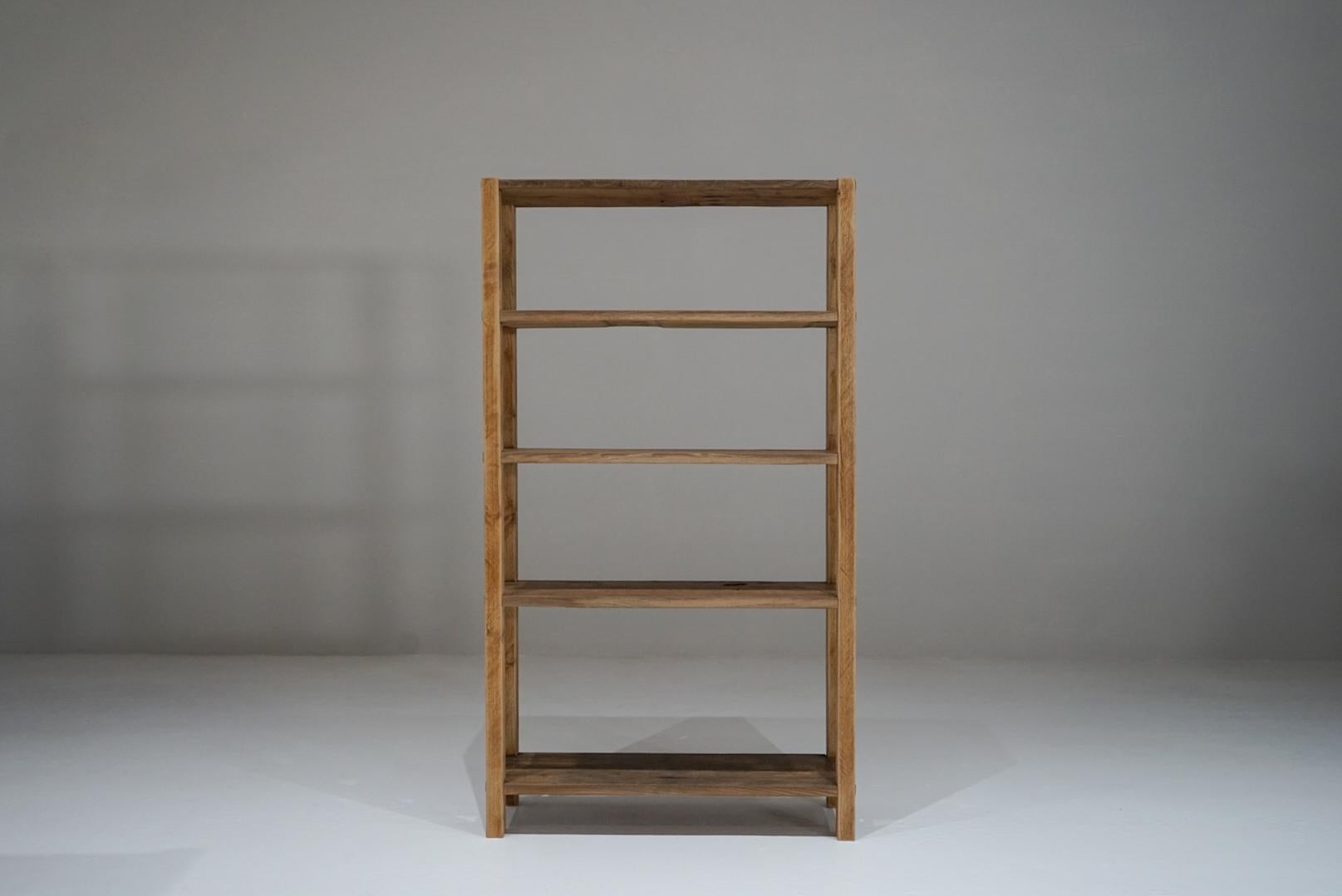 This is an old Japanese open rack.
All made from solid chestnut wood.
The slim shape and aged shelves give it a beautiful look.
The shelf is structurally unstable.
When you shake it with your hand, it feels wobbly.
This is because the structure does