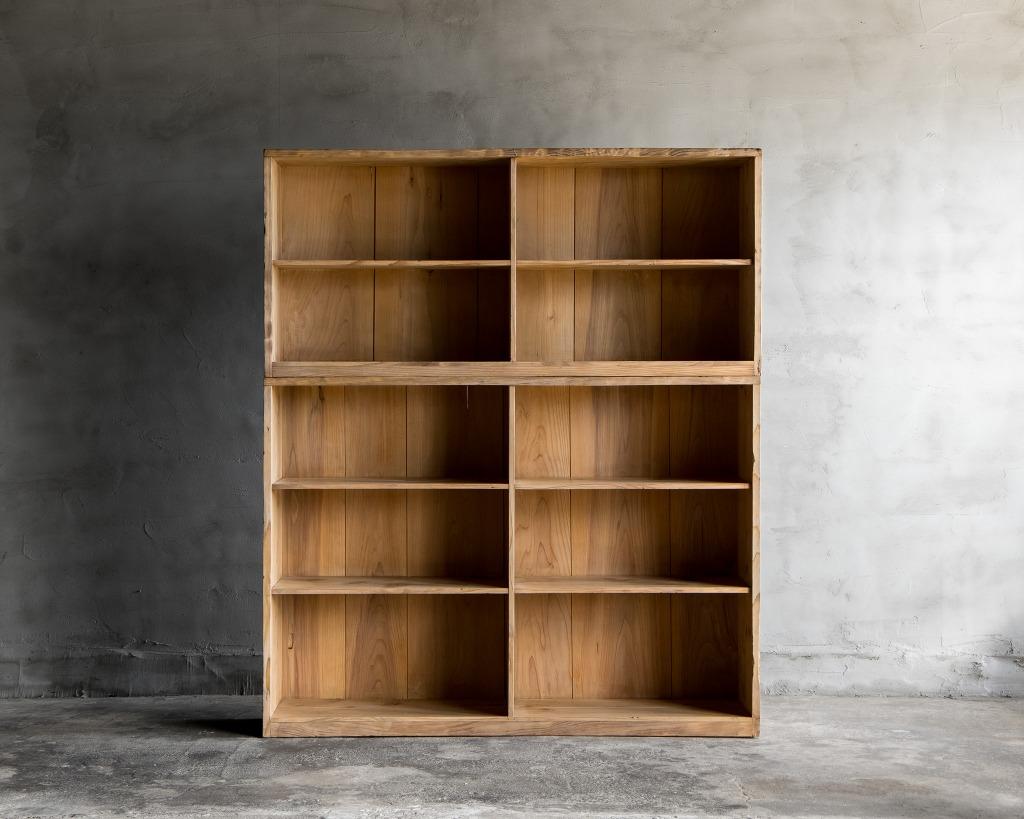 This is a open shelves cabinet of Japanese antique.
It was made in the Showa period. (1926-)

This open shelves cabinet, made from Japanese cedarwood, features a simple design that serves both functionality and beauty. 
Can be stacked or arranged