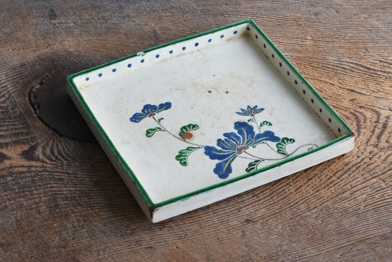 This is an overglaze ceramic square plate made in the late Edo period.
It's made in Kyoto.
It is thought that this pottery was made based on a design by a potter called 