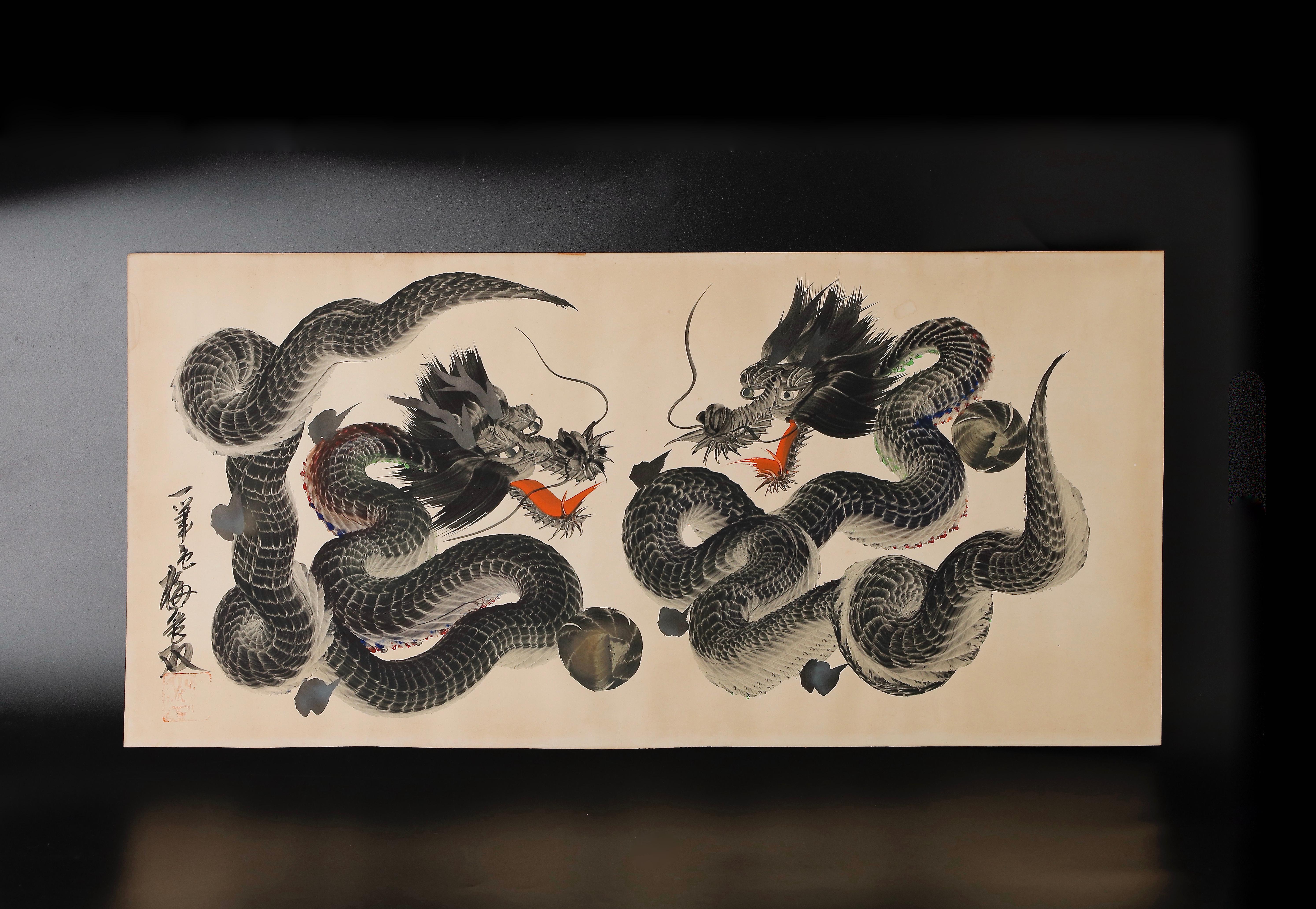 Esta pintura antigua japonesa de dragones del siglo XX es un asombroso ejemplo del arte japonés. Los dragones se muestran con gran detalle, con sus escamas, garras y alas representadas con precisión.

El cuadro mide 29,5 x 14 pulgadas y pesa 0,1