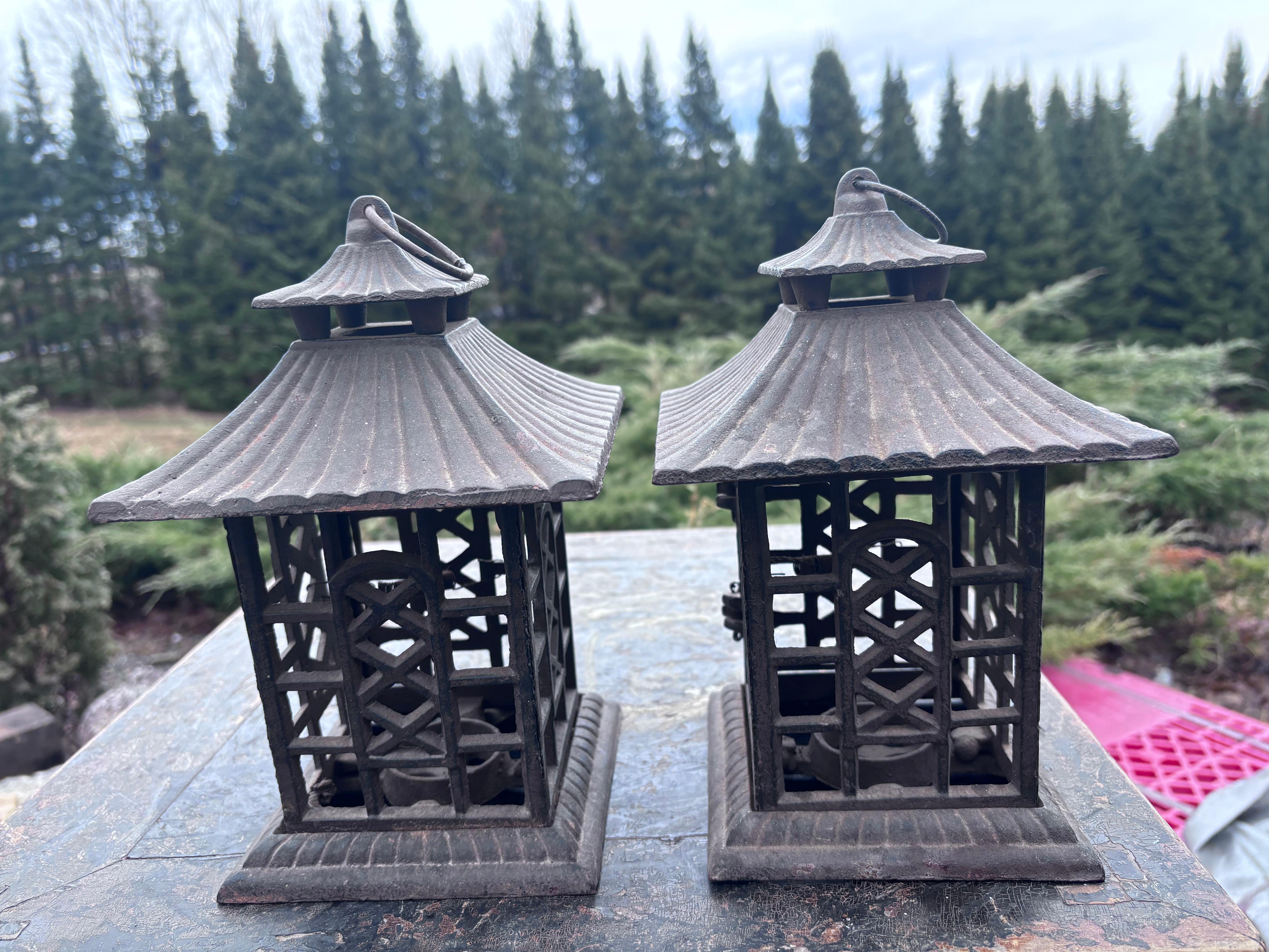 Taisho Paire de lanternes de pagode japonaises anciennes