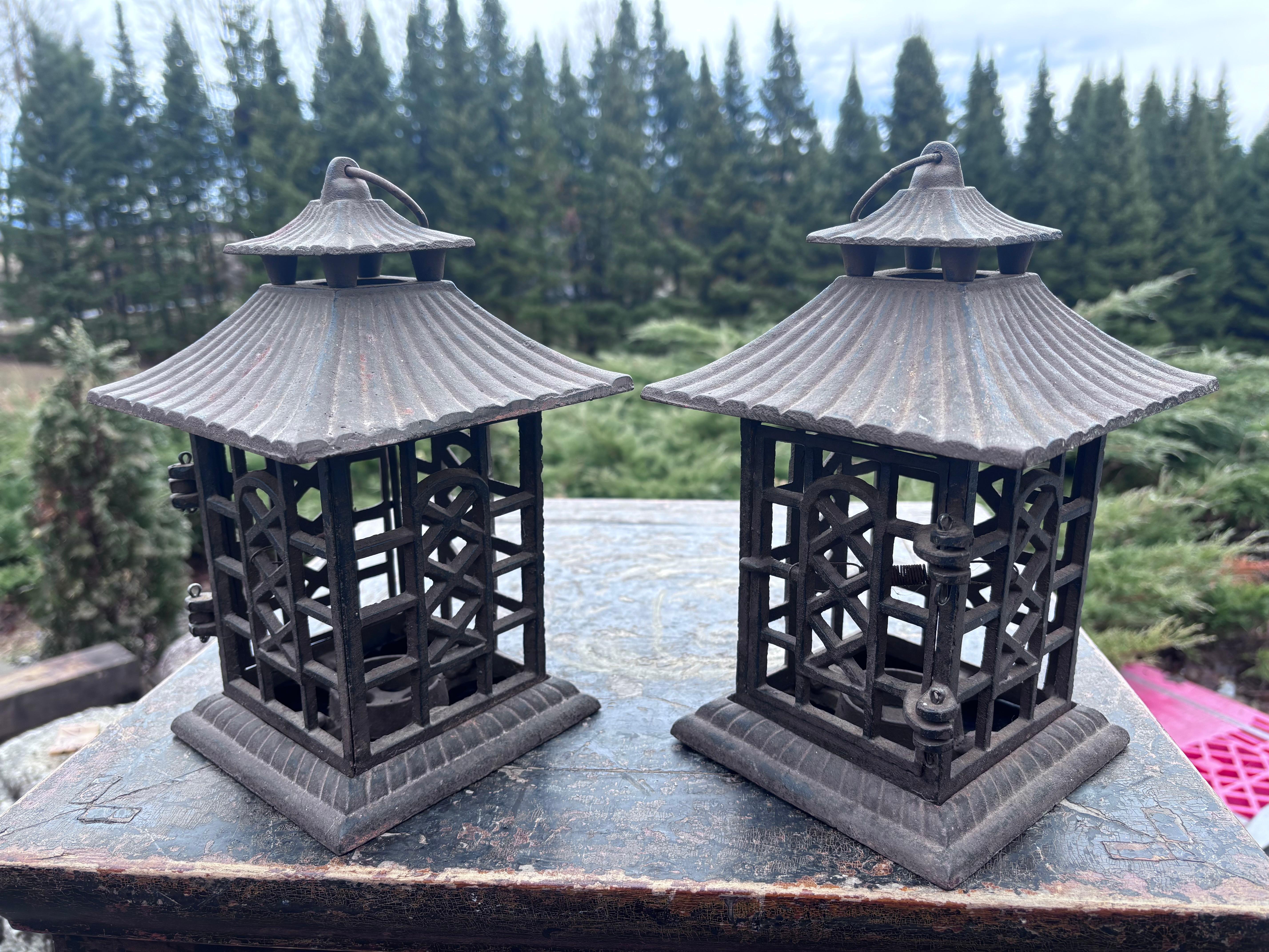 Japonais Paire de lanternes de pagode japonaises anciennes