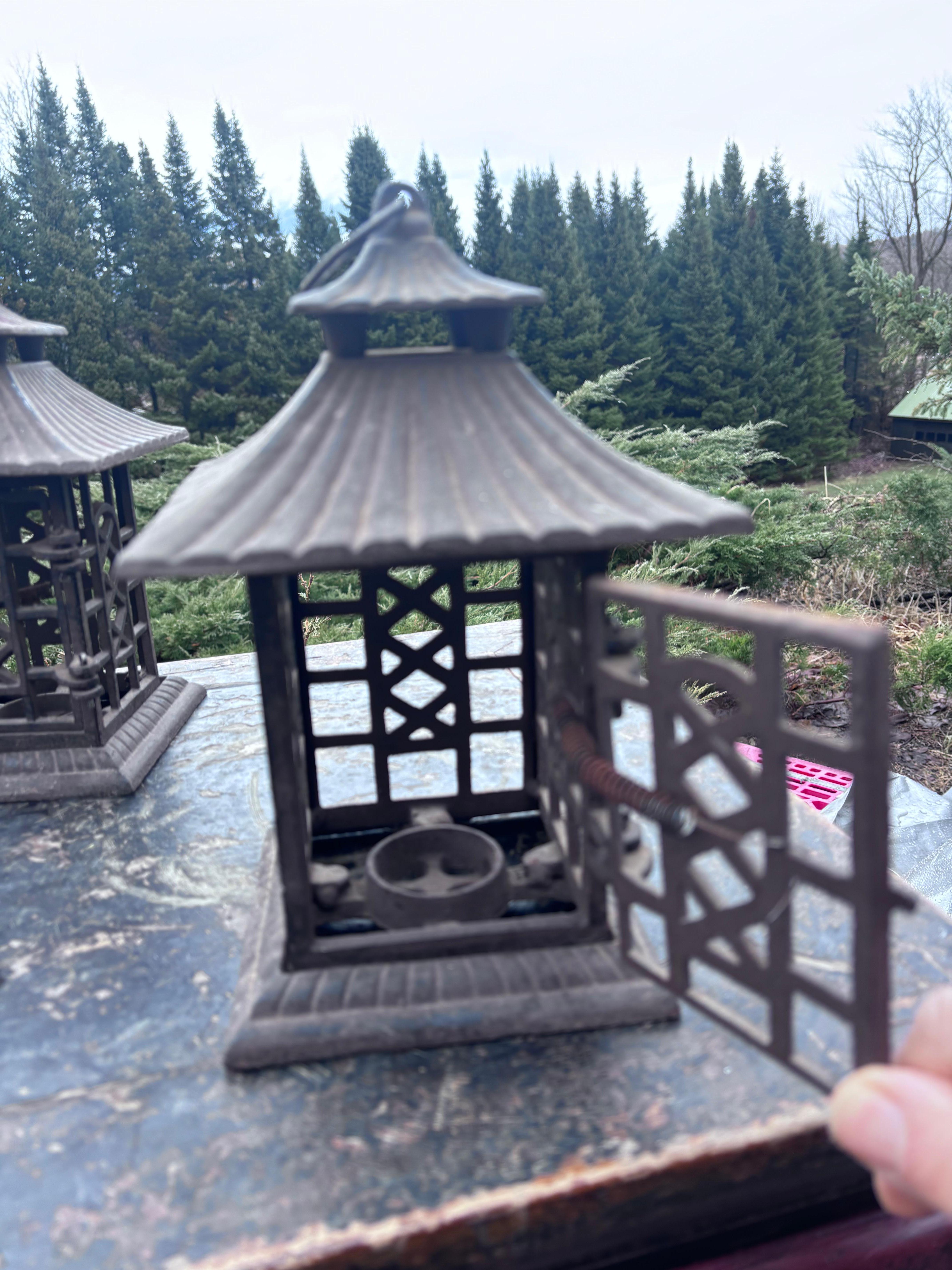 20ième siècle Paire de lanternes de pagode japonaises anciennes