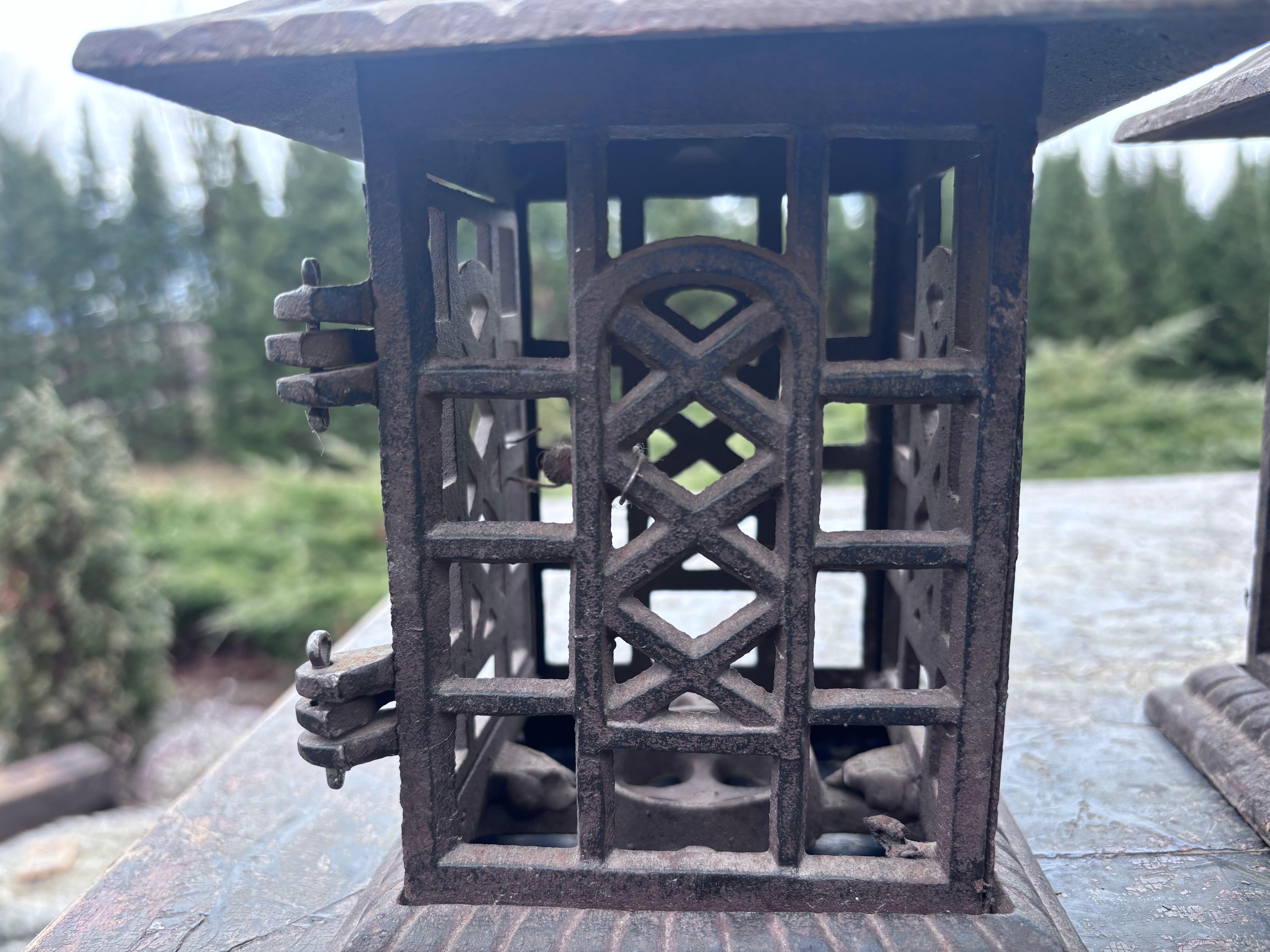 Fer Paire de lanternes de pagode japonaises anciennes
