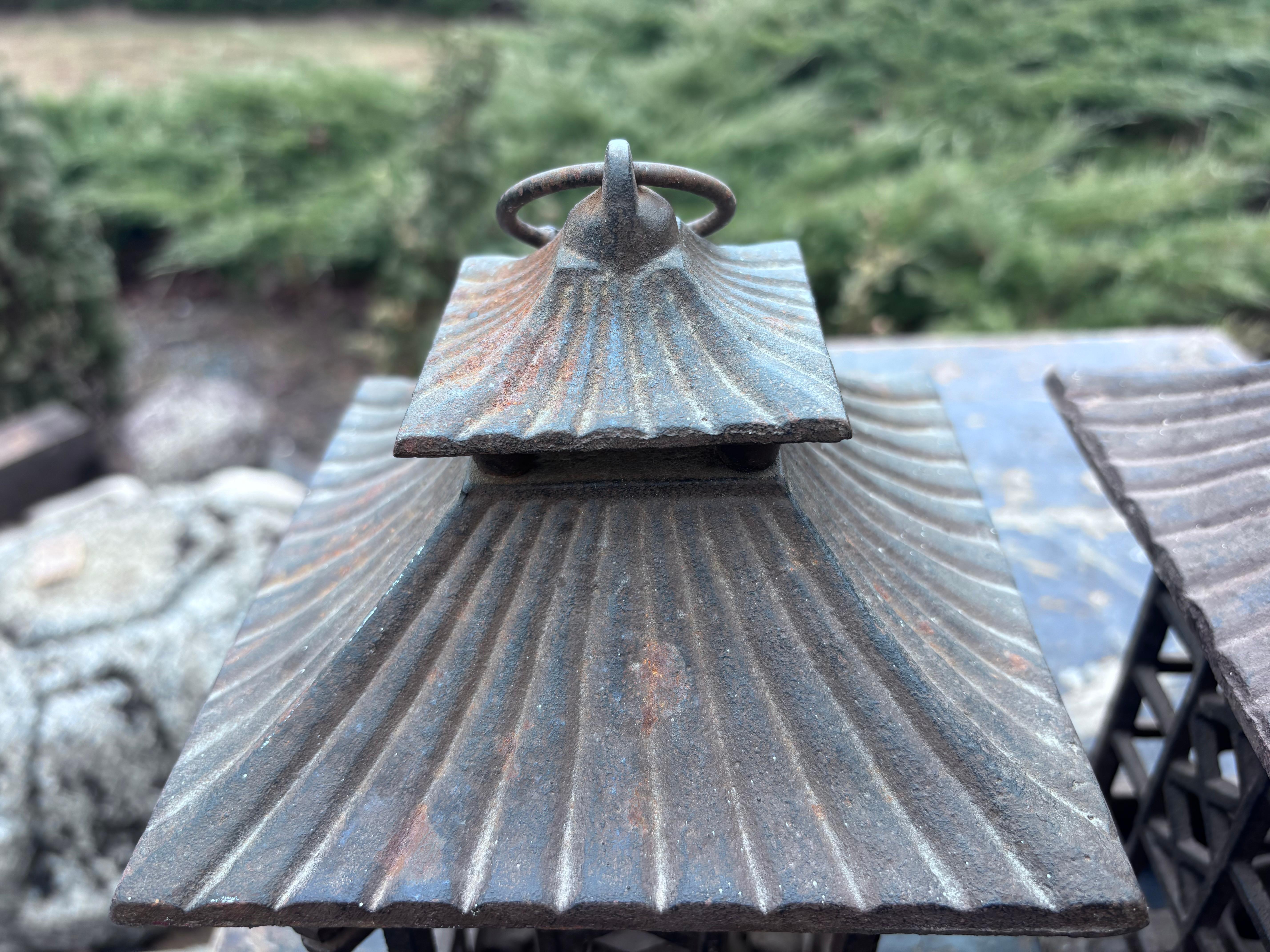 Paire de lanternes de pagode japonaises anciennes 1
