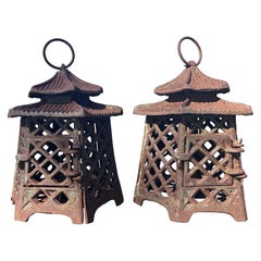 Paire de lanternes de pagode japonaises anciennes