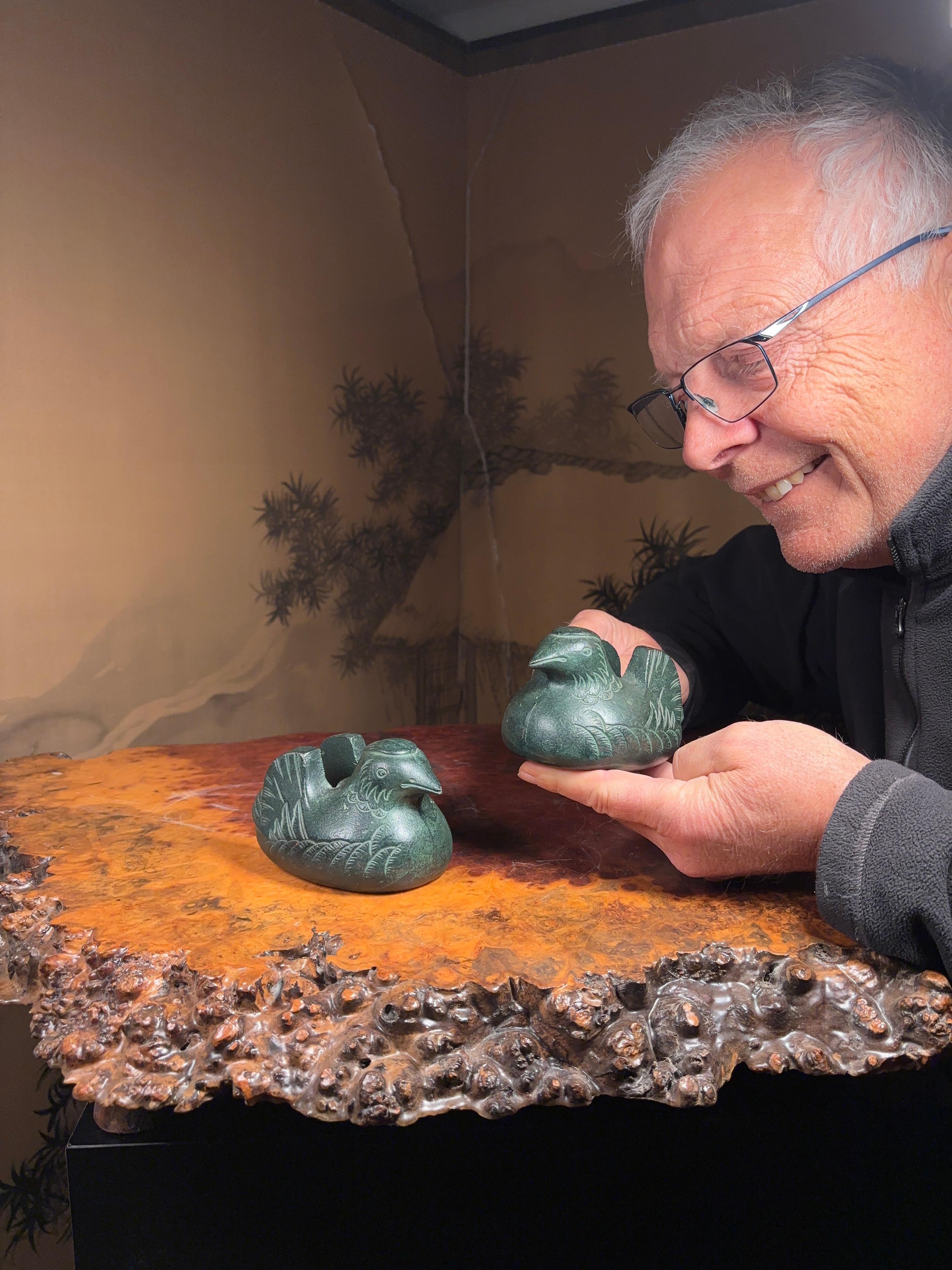 Un guapo  par de japonesas fundidas a mano  Portapantallas de pato mandarín con plumaje muy detallado y un precioso acabado original en verde jade , principios del periodo Taisho, principios del siglo XX.

Cada una de estas dos esculturas se