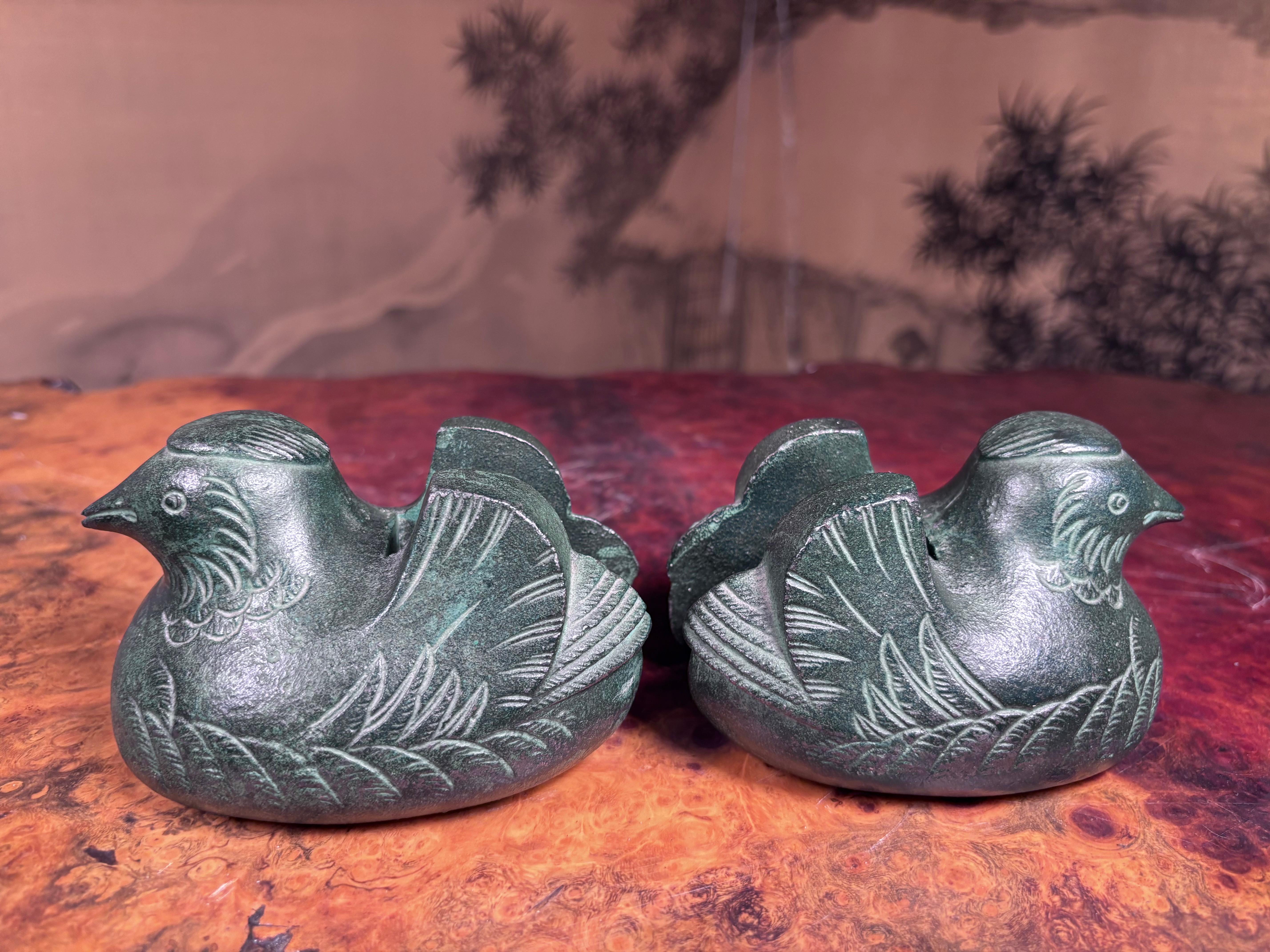 Par Antiguo Japonés Jade Verde Pato Mandarín Sujetadores de Pantalla siglo XX en venta
