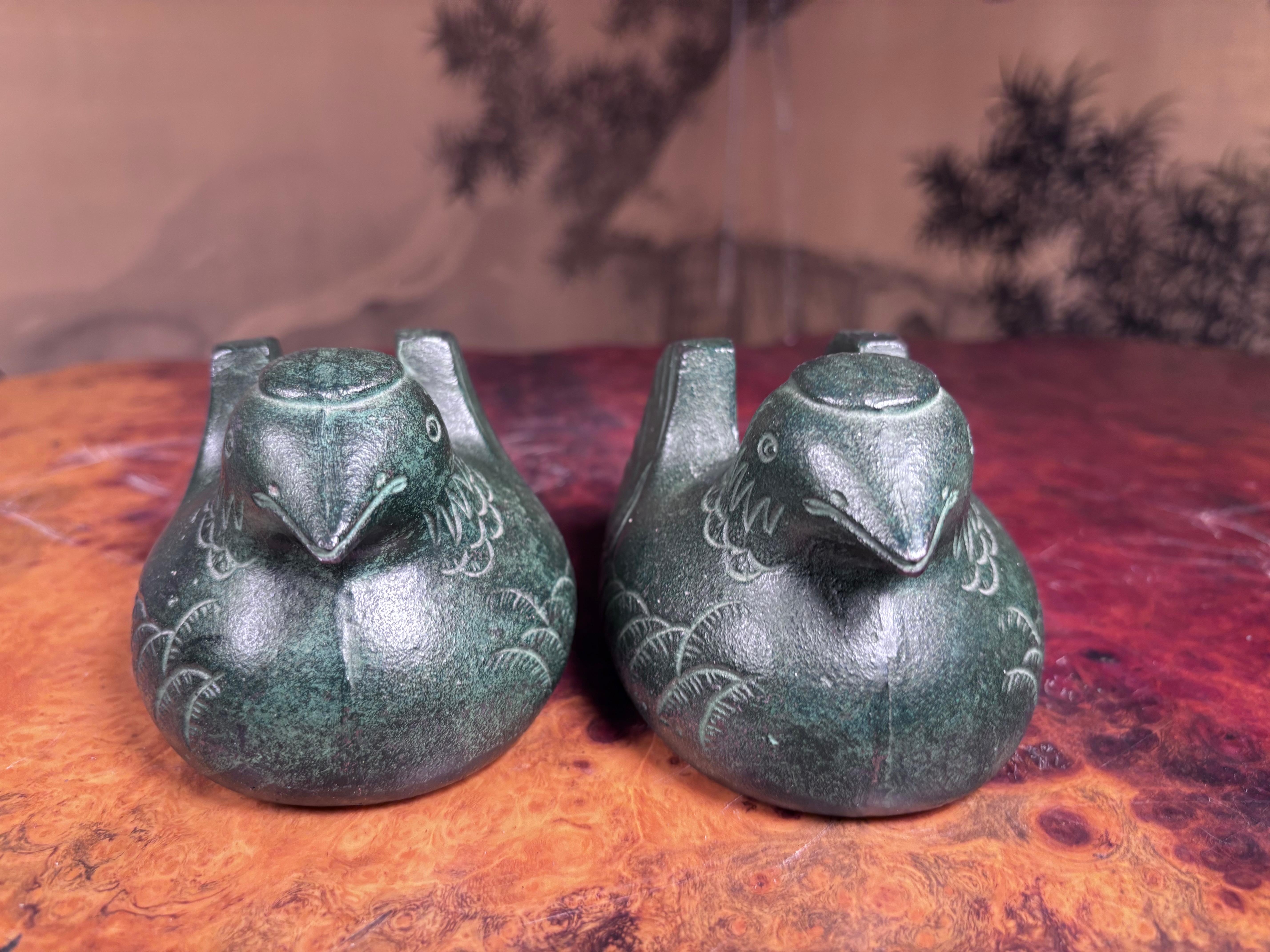 Par Antiguo Japonés Jade Verde Pato Mandarín Sujetadores de Pantalla Hierro en venta
