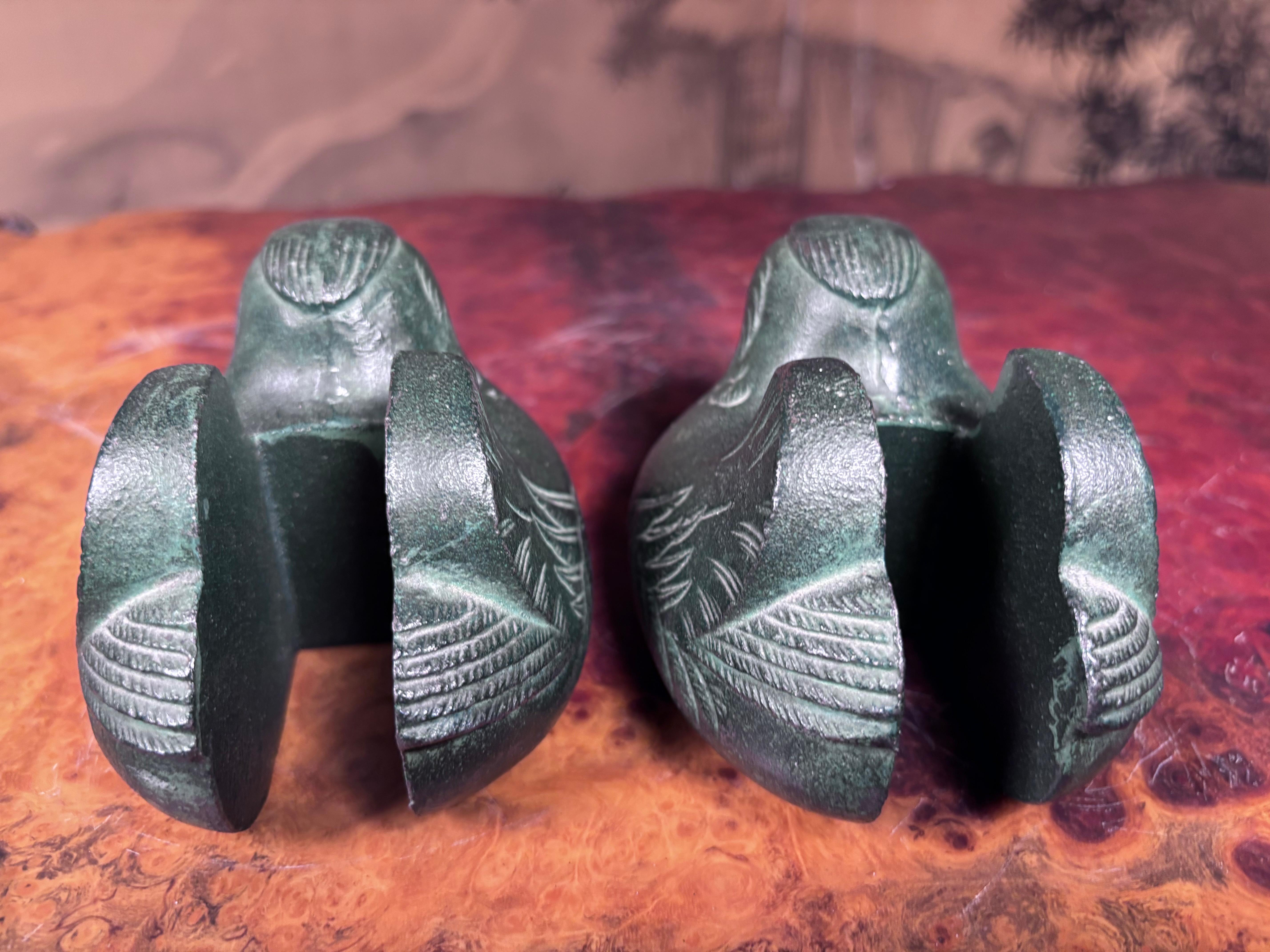 Par Antiguo Japonés Jade Verde Pato Mandarín Sujetadores de Pantalla en venta 1