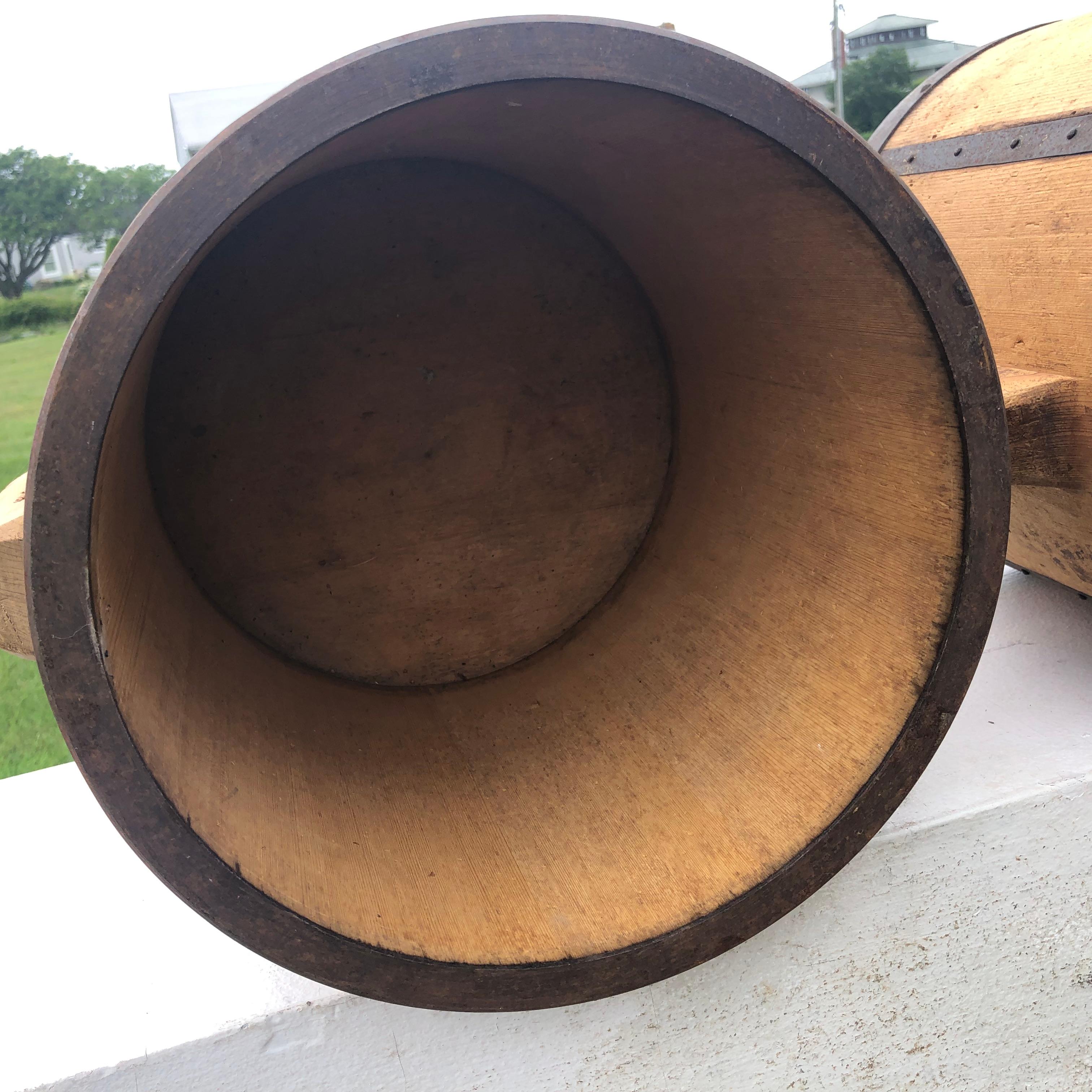Paar antike japanische Reisgefäße aus Holz mit Maß im Angebot 1