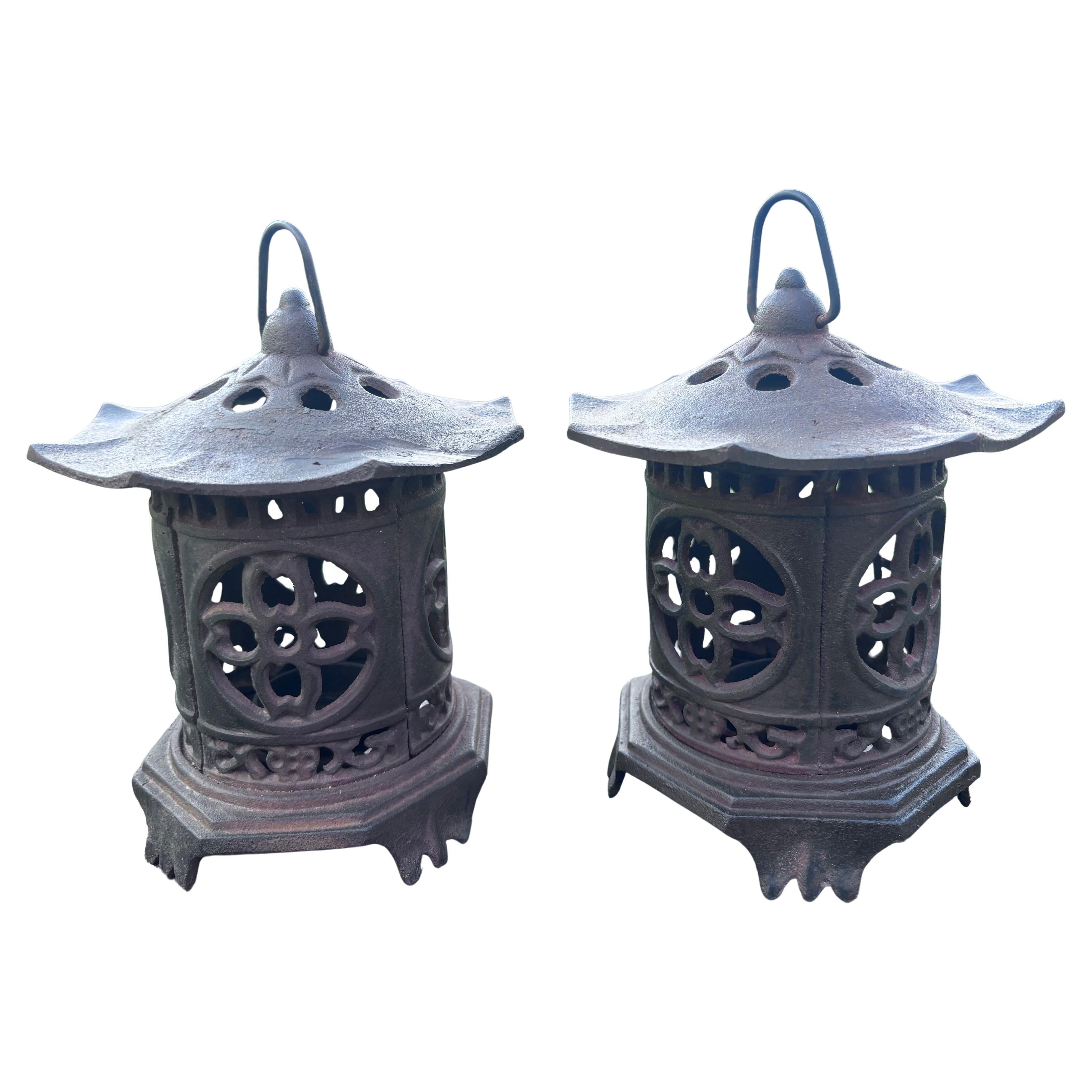 Pareja De Antiguos Faroles Japoneses De Iluminación De Techo De Pagoda Con Paneles Laterales En Forma De Flor