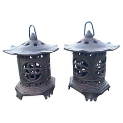 Pareja De Antiguos Faroles Japoneses De Iluminación De Techo De Pagoda Con Paneles Laterales En Forma De Flor