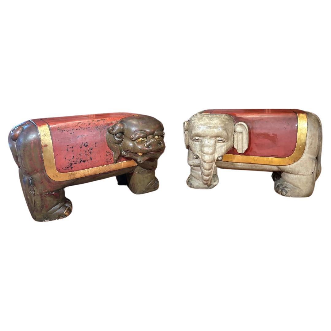 Paire de grands bancs de temple japonais anciens rouges et dorés représentant des éléphants et des lions, 1925